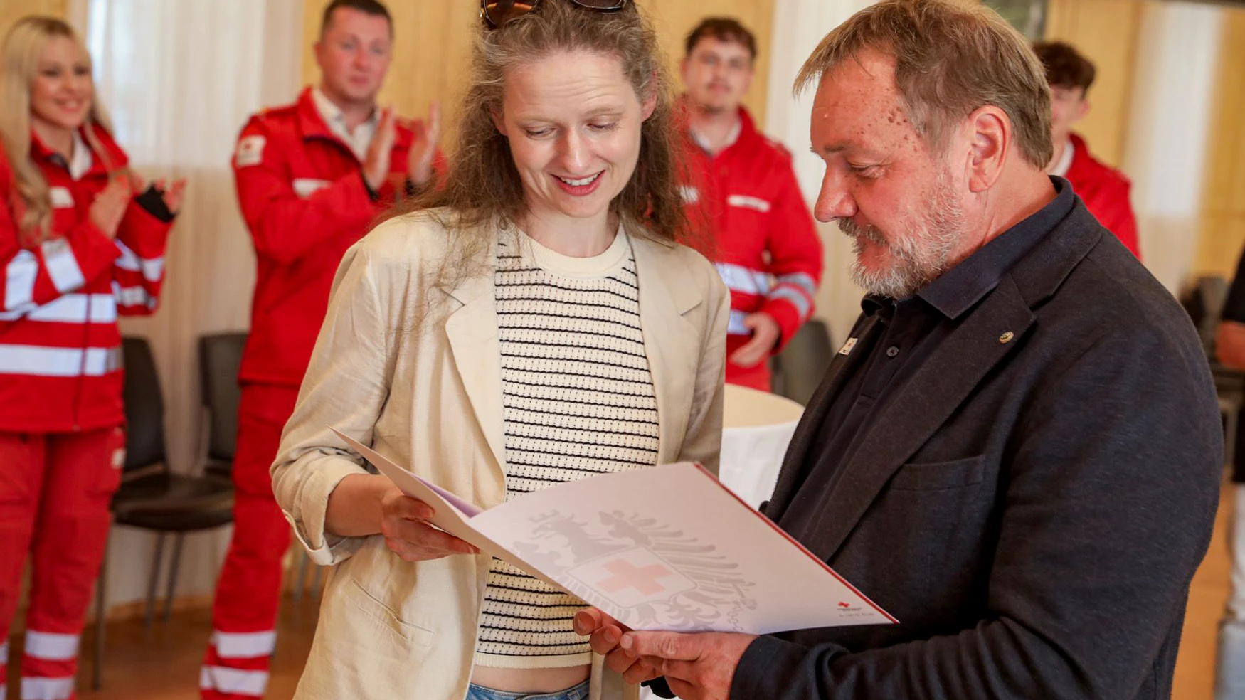 Irene Steinberger bekommt von Hans Ebner, Präsident Rotes Kreuz Niederösterreich, ein "Dank und Anerkennung" des Roten Kreuzes für ihr Engagement.