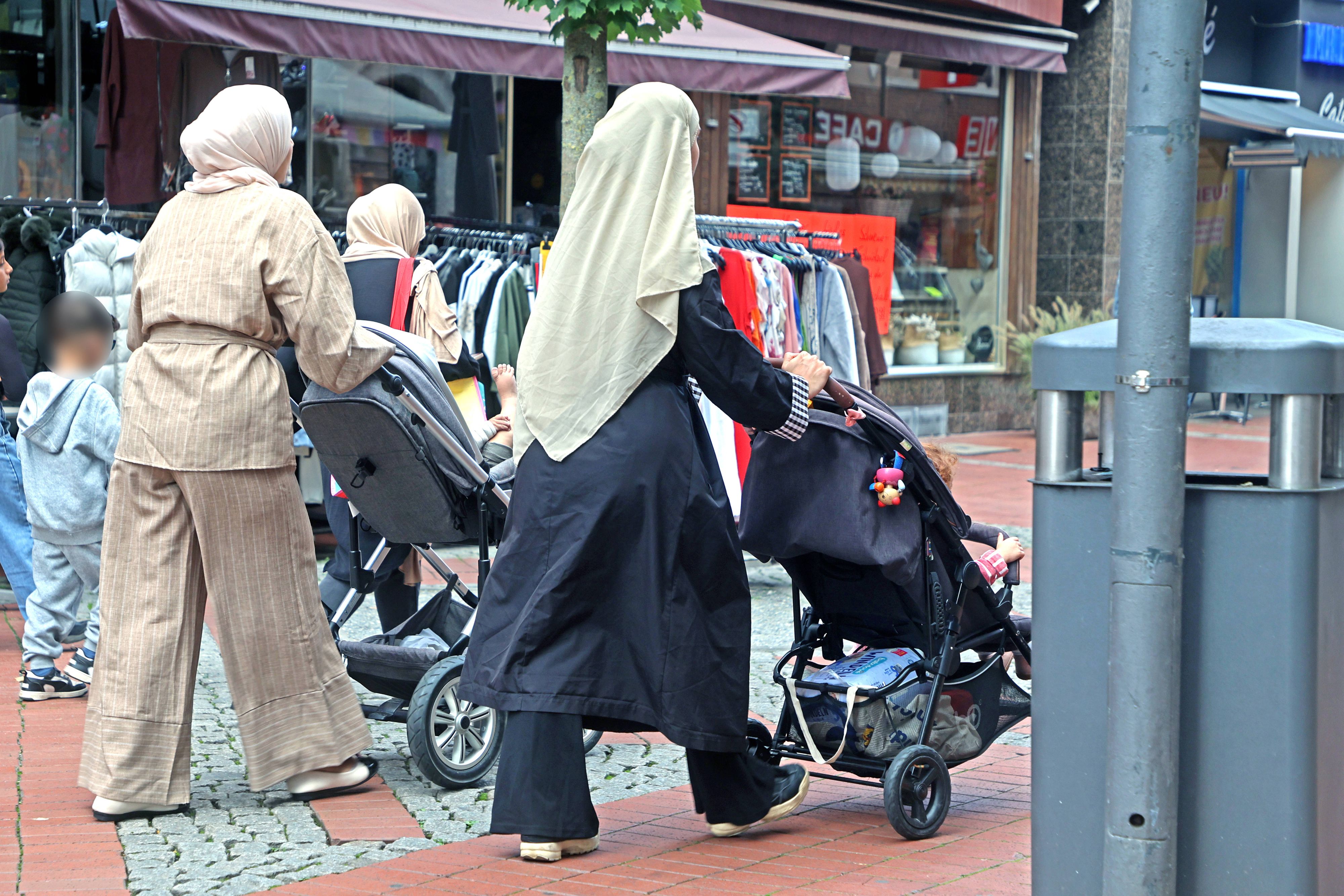Die Jugendliche wollte kein Kopftuch tragen und wurde von ihrer Familie misshandelt.