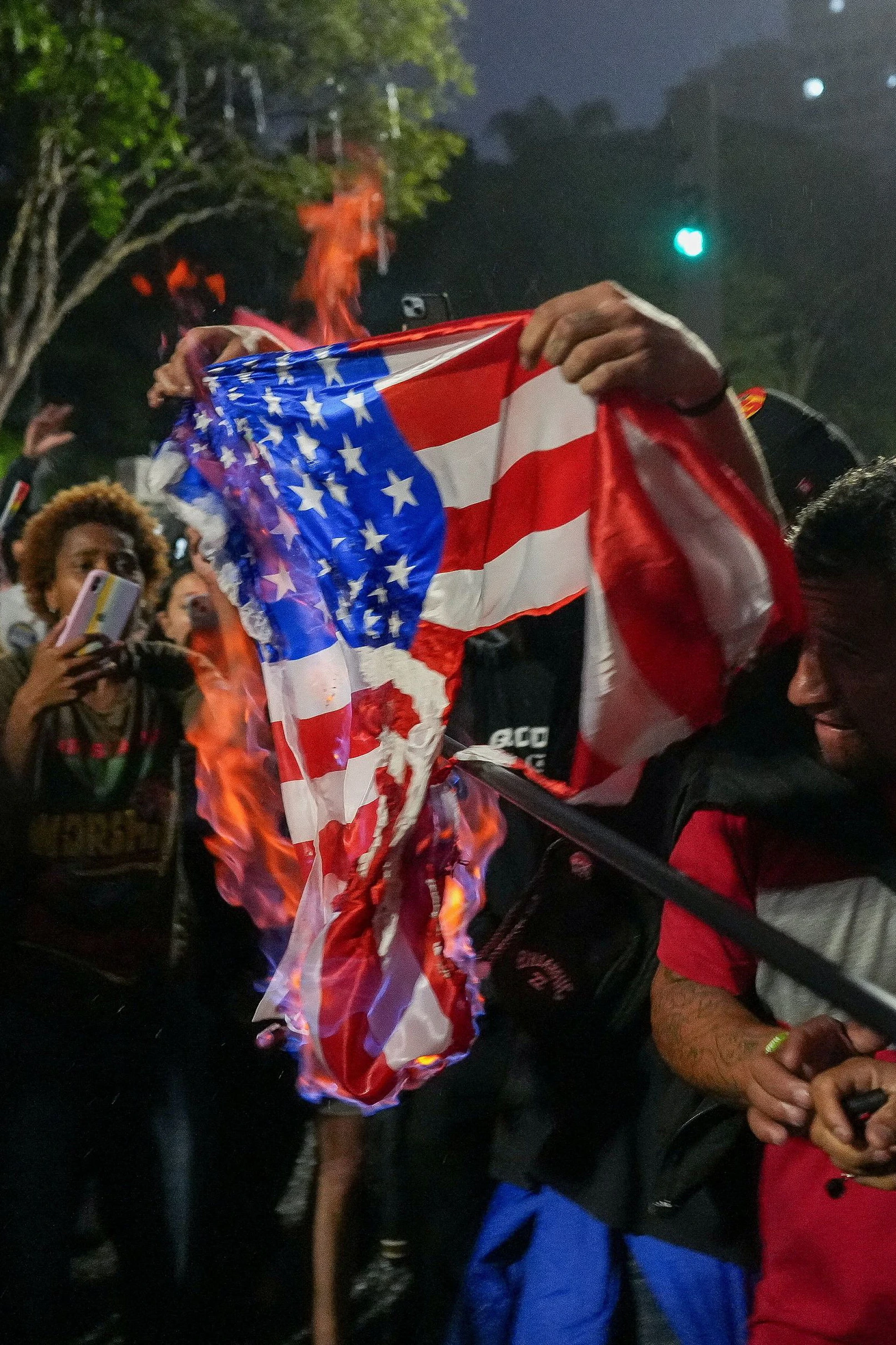 Trumps Unterstützung für den rechten Kandidaten Flávio Bolsonaro, etwa durch Sonderzölle, kam bei den Lula-Fans alles andere als gut an