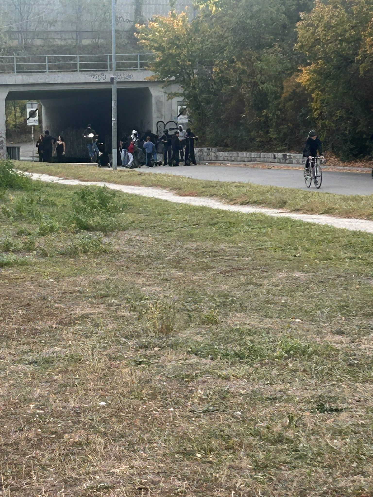 Hier treffen sich die Jugendlichen fast jeden Tag am Nachmittag. Von hier starten sie ihre gefährlichen Aktionen.