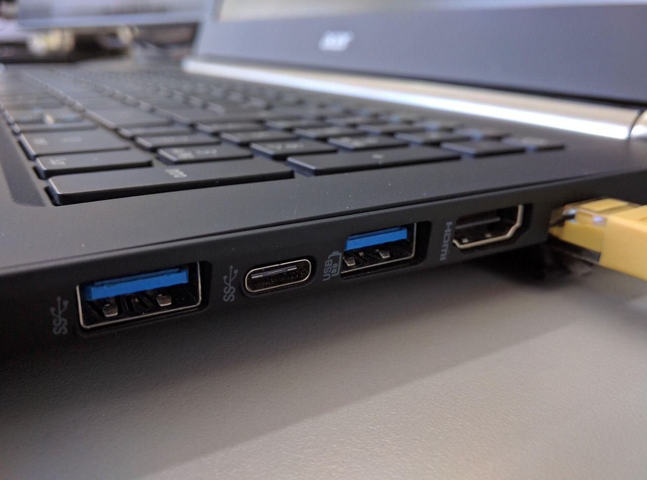 Nahaufnahme von Laptop-Anschlüssen