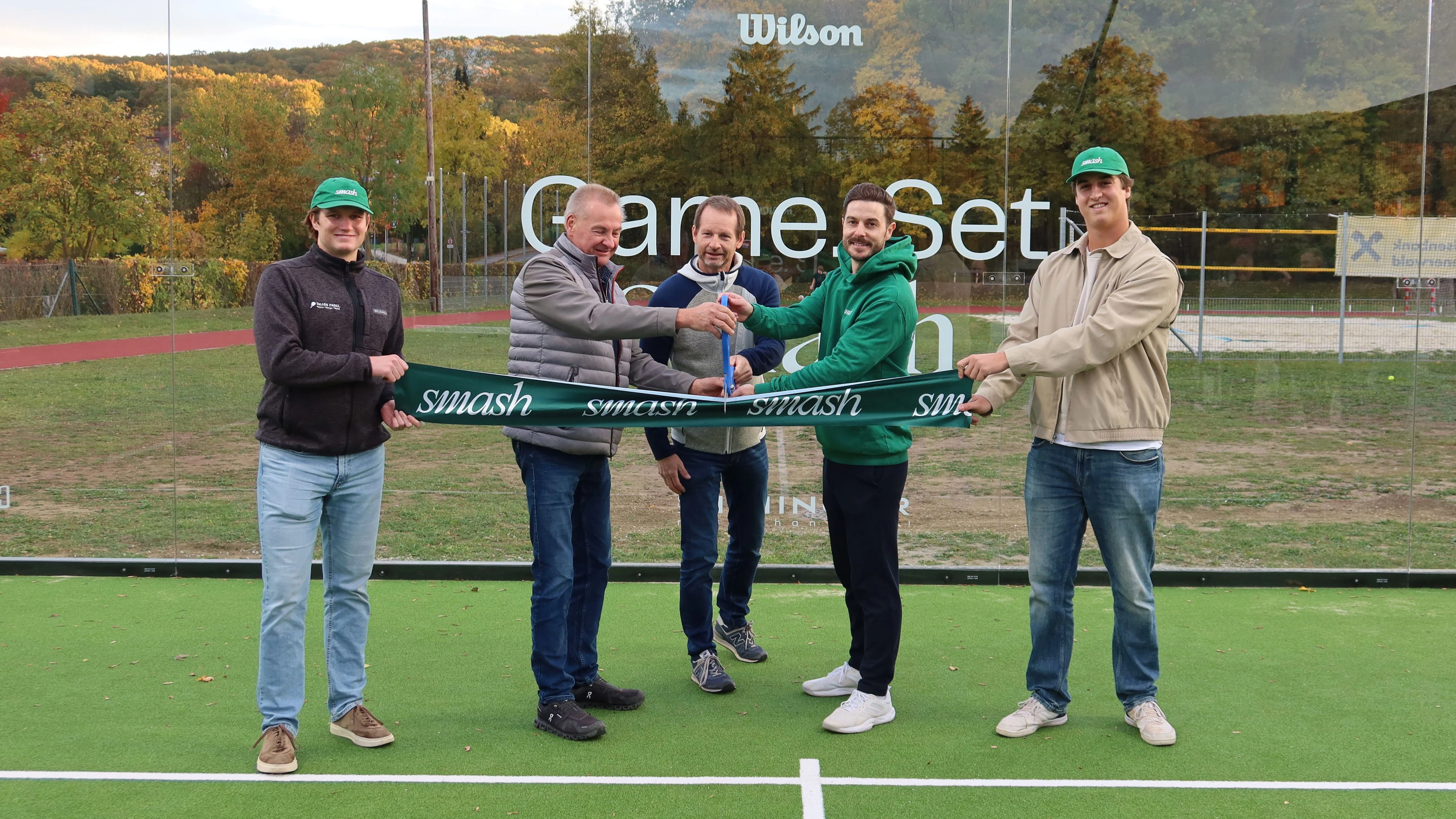 Zwei moderne Padel-Plätze mit Flutlicht sorgen ab sofort für Spielspaß vor den Toren Wiens.