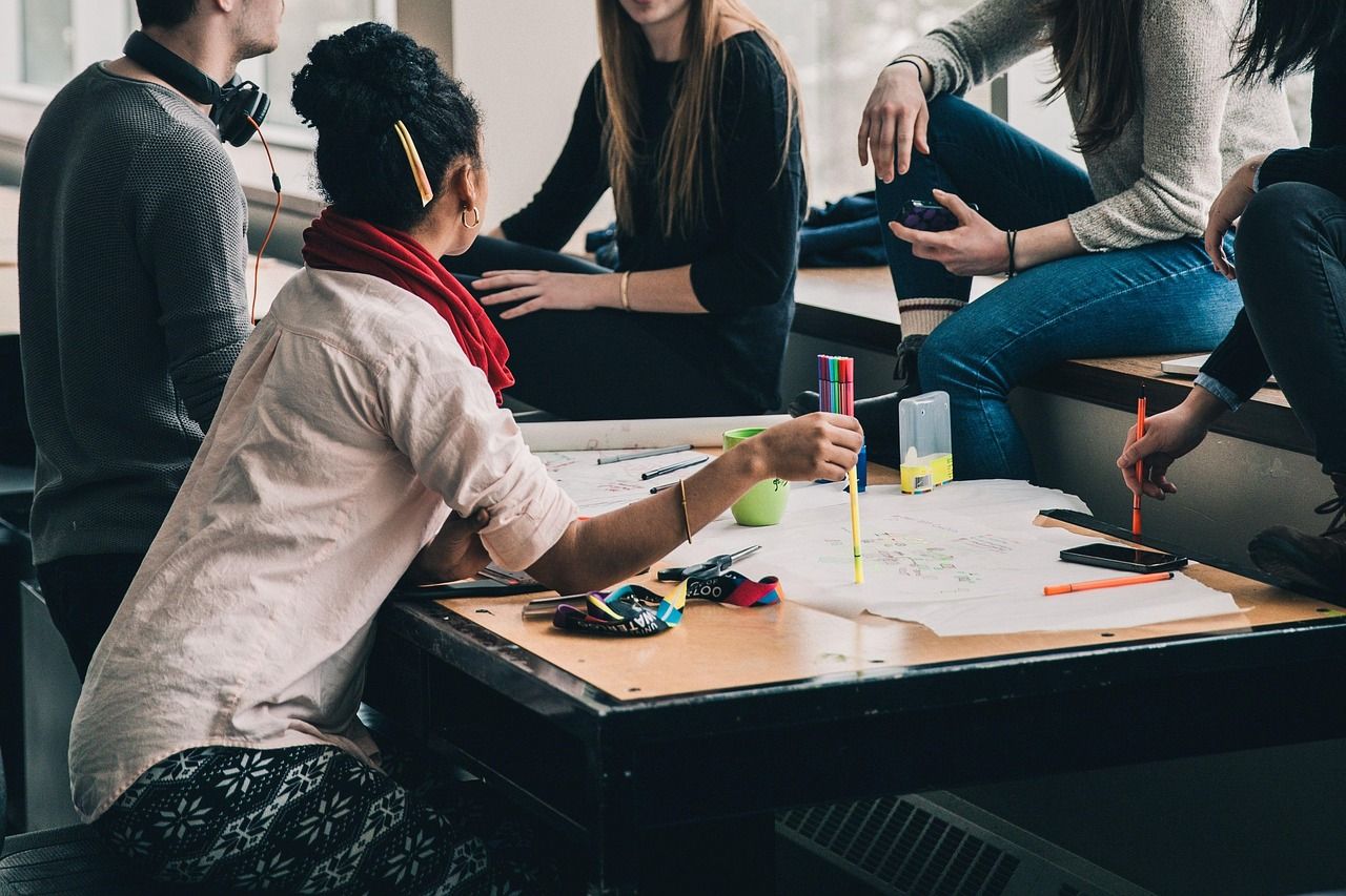 Studierende arbeiten gemeinsam an Schulaufgaben