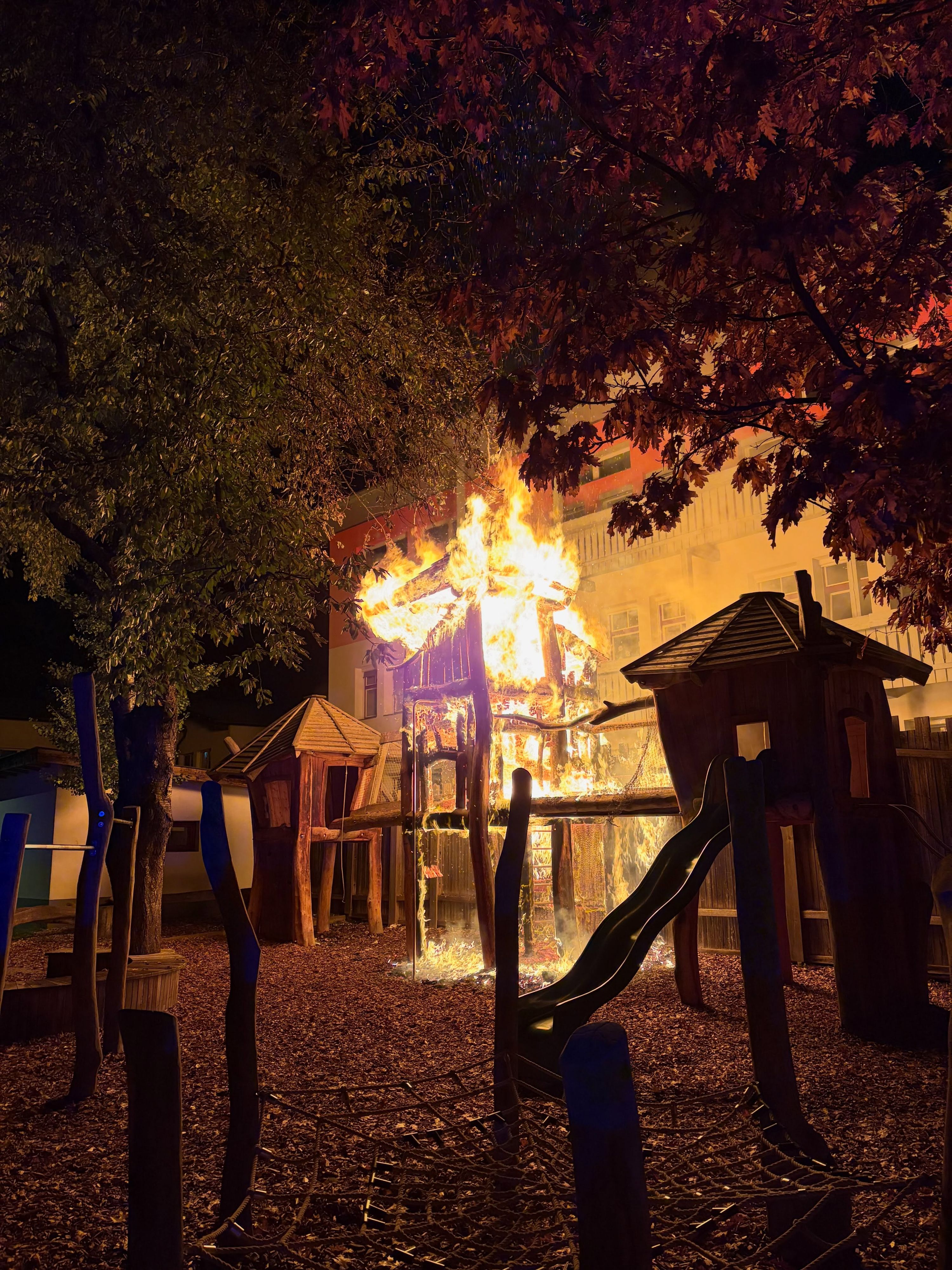 Heute.at - Mitten in der Nacht – Baumhaus auf Spielplatz brennt ab