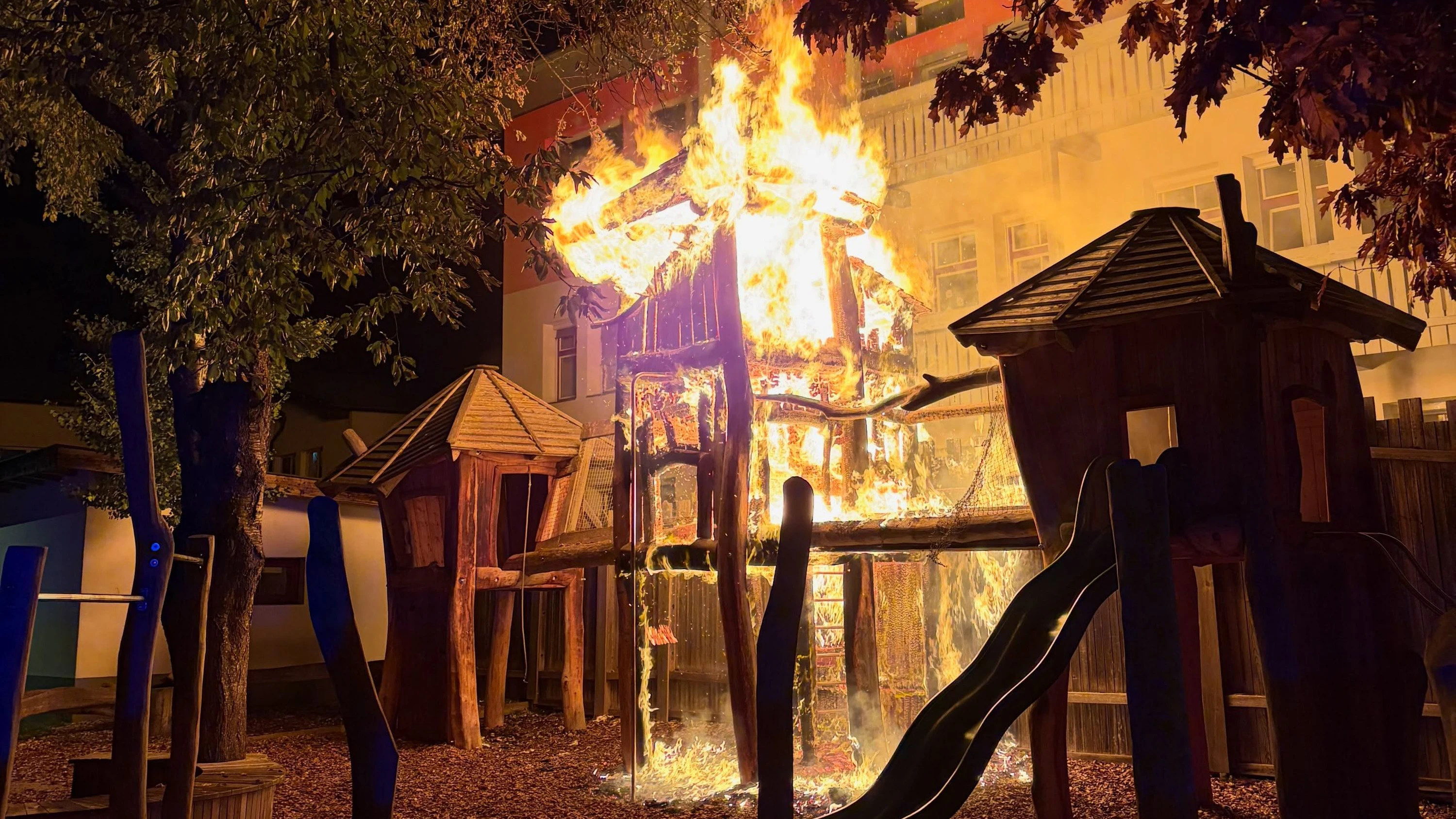 Das Baumhaus am Spielplatz stand in Flammen.