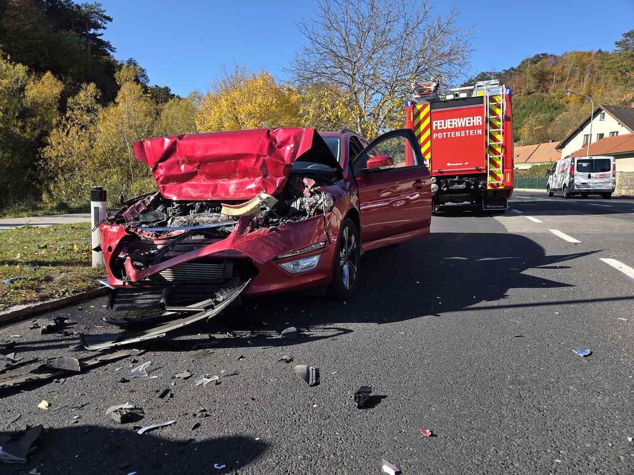 Ein roter Ford-Kombi krachte aus noch ungeklärter Ursache gegen ein Auto, das vor einer Abbiegespur angehalten hatte.