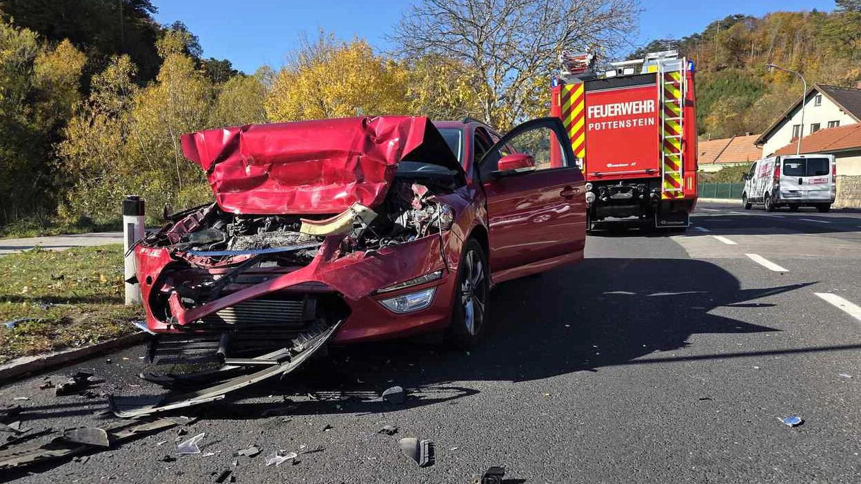 Ein roter Ford-Kombi krachte aus noch ungeklärter Ursache gegen ein Auto, das vor einer Abbiegespur angehalten hatte.