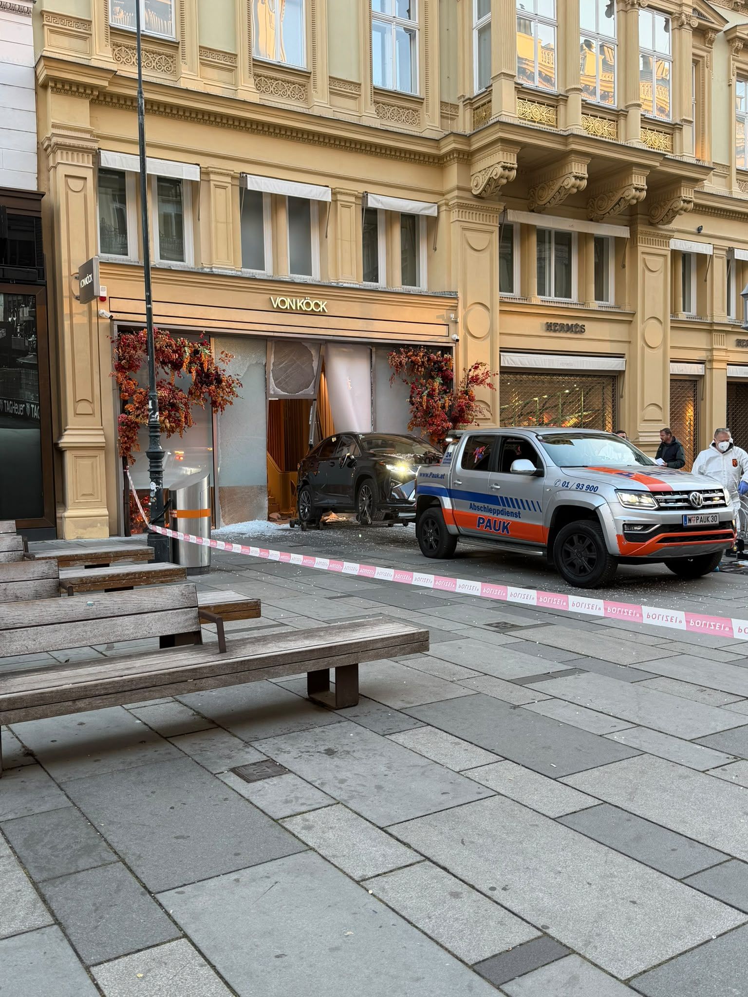 Ein Lexus rammte die Auslage von einem Luxus-Juwelier am Graben. 