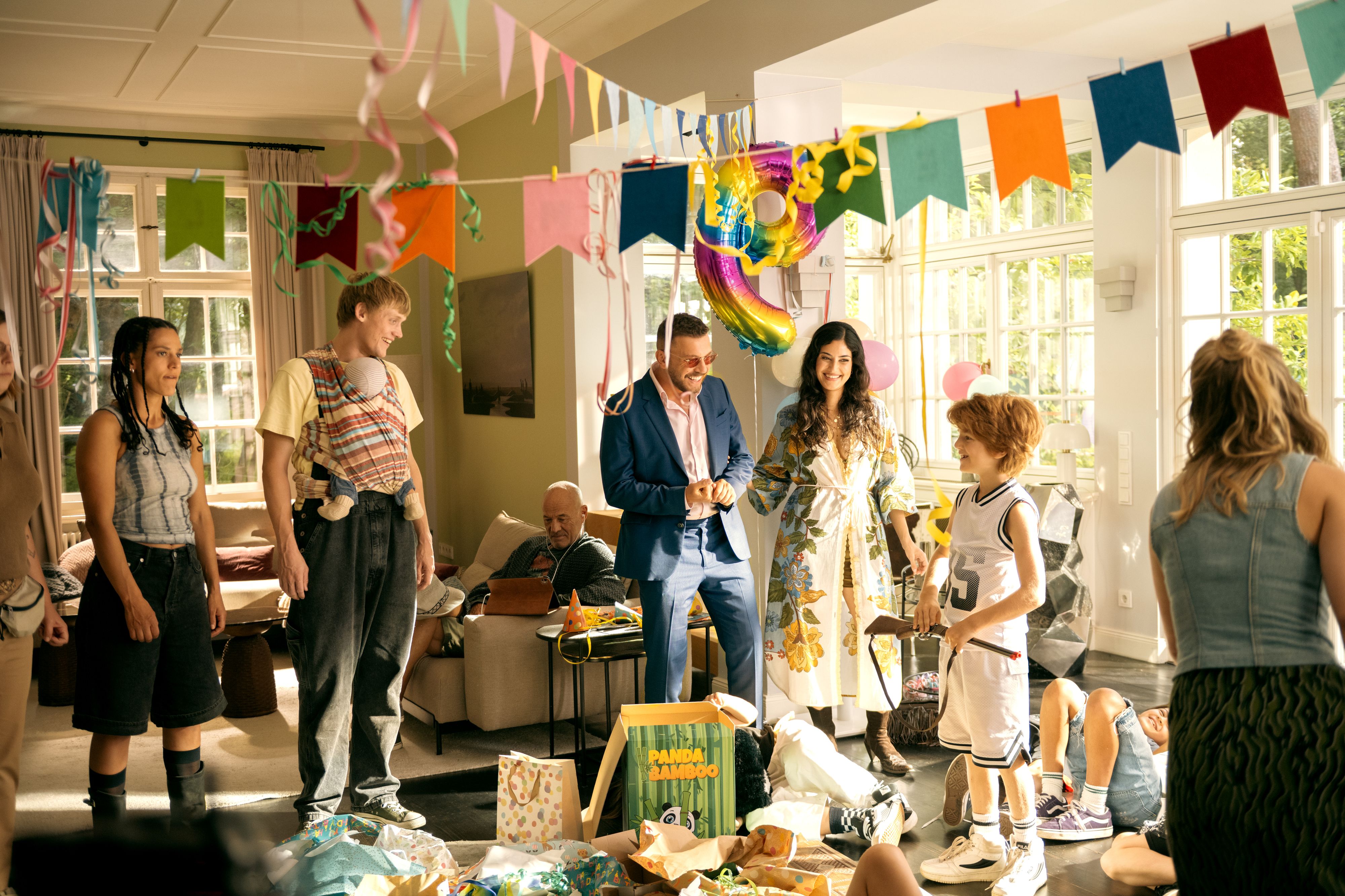 Neben Jeanne Goursaud, Edin Hasanović und Heiner Lauterbach sind auch Amal Keller, Sogol Faghani und Berit Künnecke für den Netflix-Film vor der Kamera.