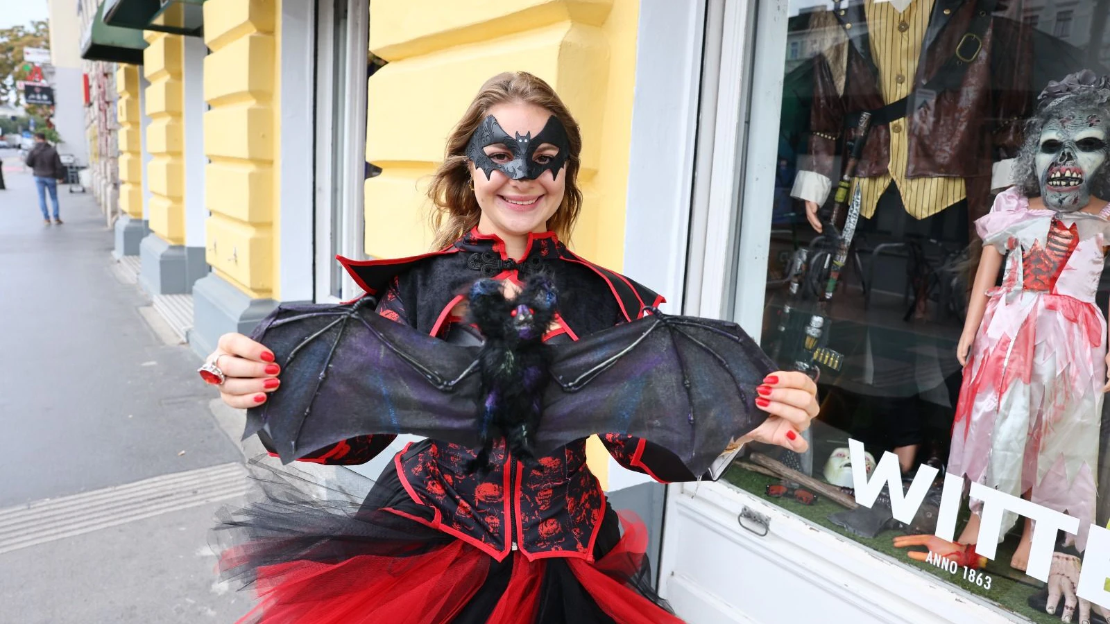 "Heute"-Redakteurin Jana testete bereits die diesjährigen Halloween-Trends.