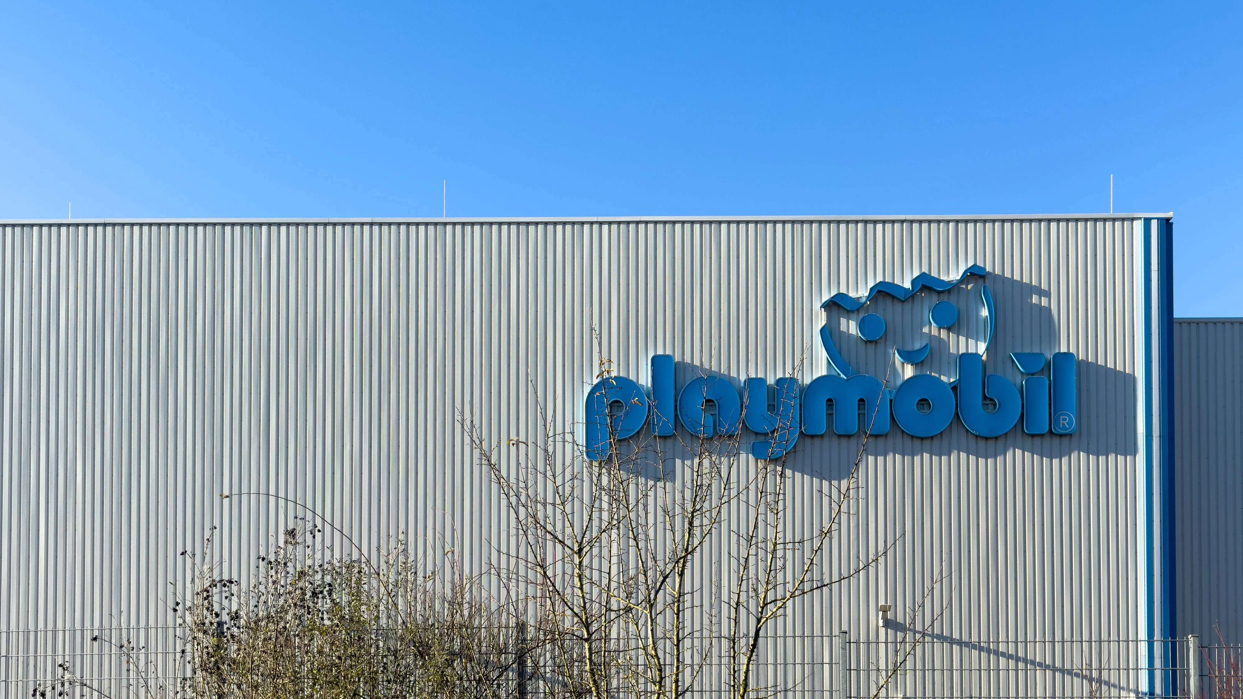 Dietenhofen, Bavaria, Germany - December 18, 2023: The Playmobil factory in Dietenhofen, Germany. This is where the popular plastic toy is made. The large company logo on the hall wall symbolizes the brand *** Die Playmobil-Fabrik in Dietenhofen, Deutschland. Hier entsteht das beliebte Spielzeug aus Kunststoff. Das große Firmenlogo auf der Hallenwand symbolisiert die Marke