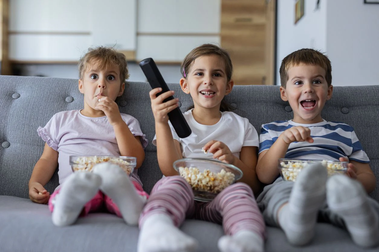 Fernsehen so lange man will, Knabberzeug so viel man möchte – yippie! Kinder zwischen 6 und 10 Jahren sollten höchstens kurzzeitig allein gelassen werden