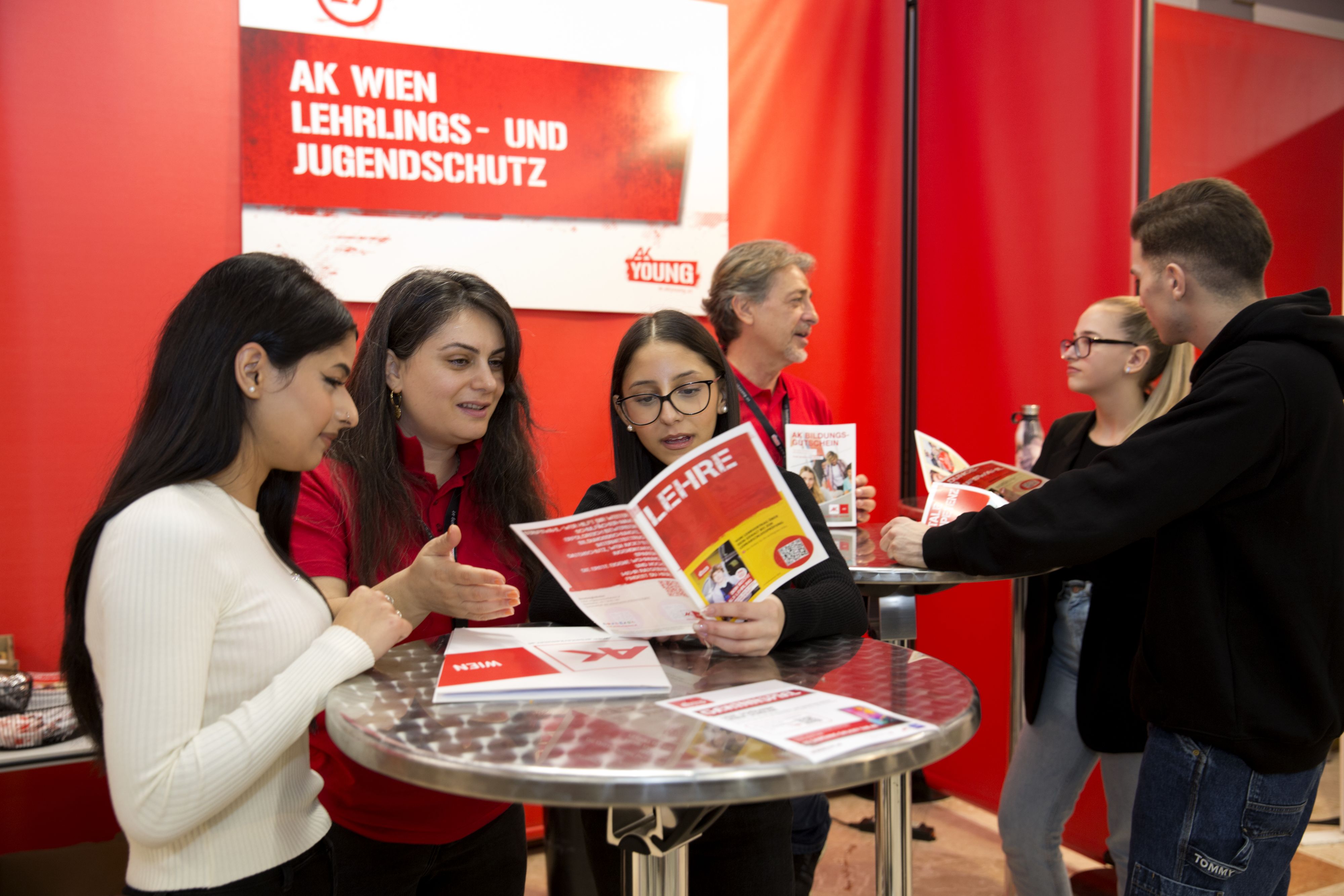 Jugendliche informieren sich bei den AK- Bildungsinfotagen über Bildungs- und Berufswege.