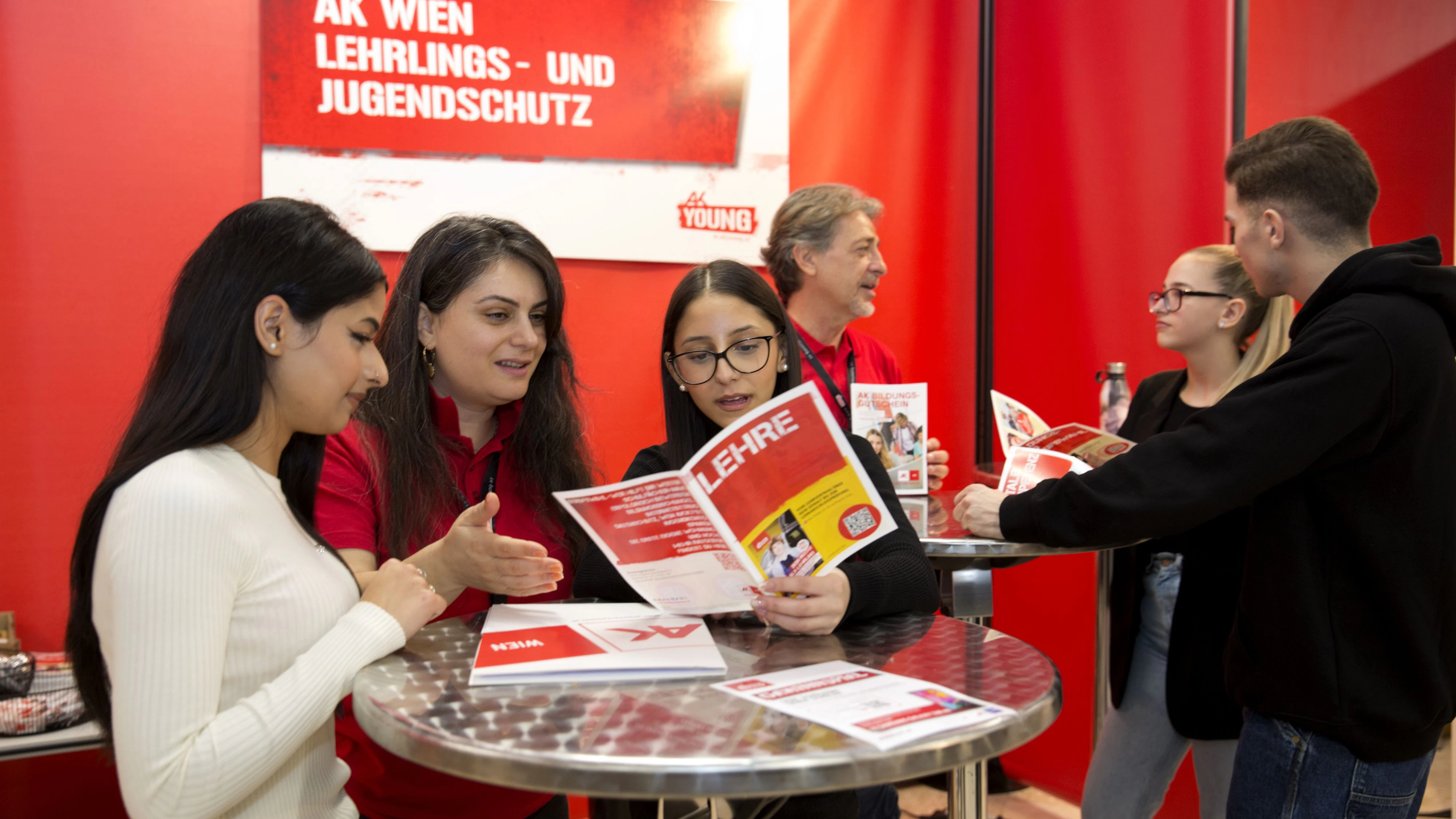 Jugendliche informieren sich bei den AK- Bildungsinfotagen über Bildungs- und Berufswege.