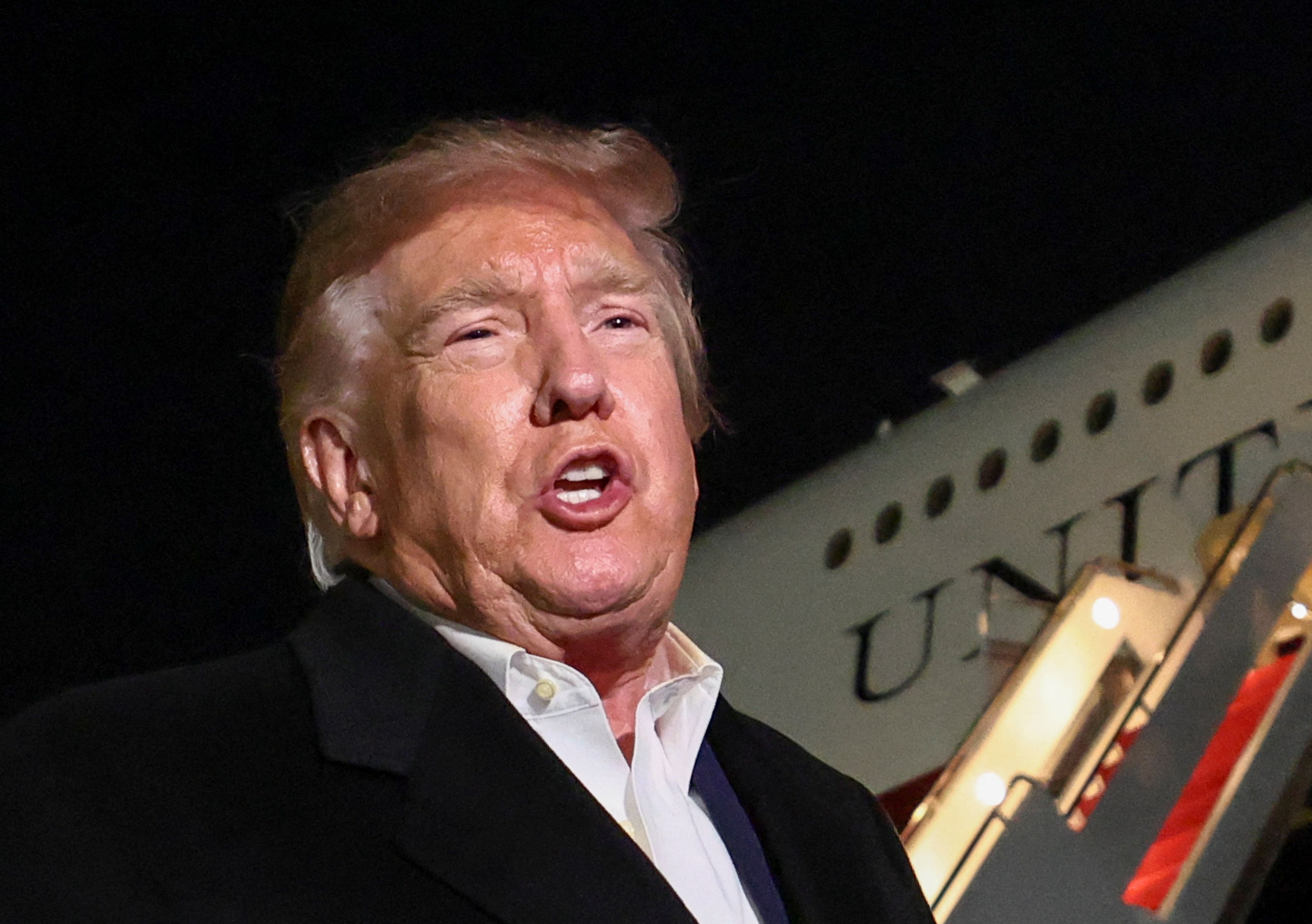 US-Präsident Donald Trump spricht am 28. Oktober 2026 nach seiner Rückkehr von einem Besuch in Texas auf dem Militärflugplatz Joint Base Andrews im US-Bundesstaat Maryland mit Medienvertretern.