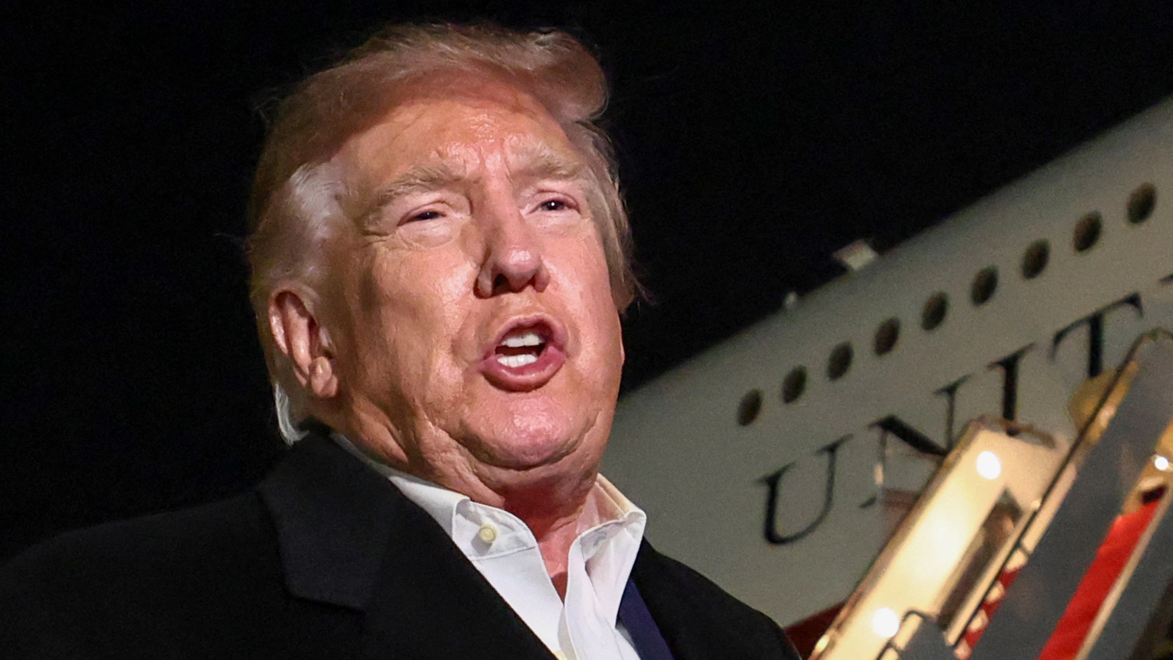 US-Präsident Donald Trump spricht am 28. Oktober 2026 nach seiner Rückkehr von einem Besuch in Texas auf dem Militärflugplatz Joint Base Andrews im US-Bundesstaat Maryland mit Medienvertretern.