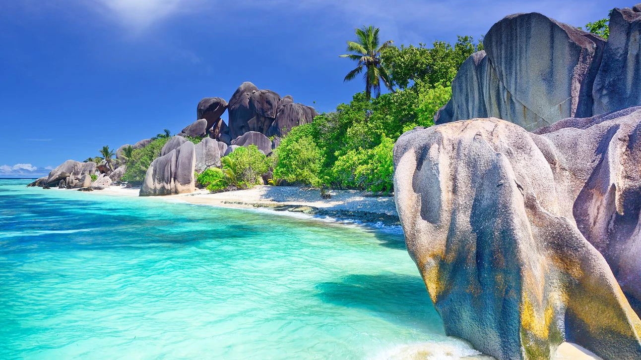Auf dem felsigen Weg zum Strand auf der Seychellen-Insel La Digue kam der Deutsche auf bislang ungeklärte Weise ums Leben
