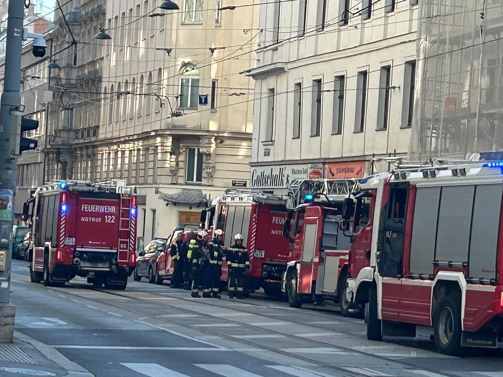 In der Josefstädter Straße nahe des Lerchenfelder Gürtels kam es laut Pressestelle der Wiener Berufsfeuerwehr zu einem Gasleitungsgebrechen.