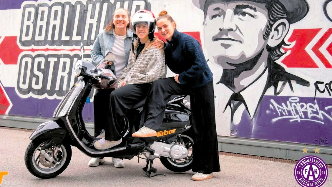 Cordes, Pfanner und Pucci auf einer Klub-Vespa