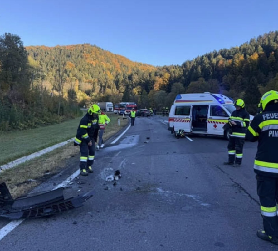 Heute.at - Autofahrer nach Crash in Unfall-Wrack gefangen
