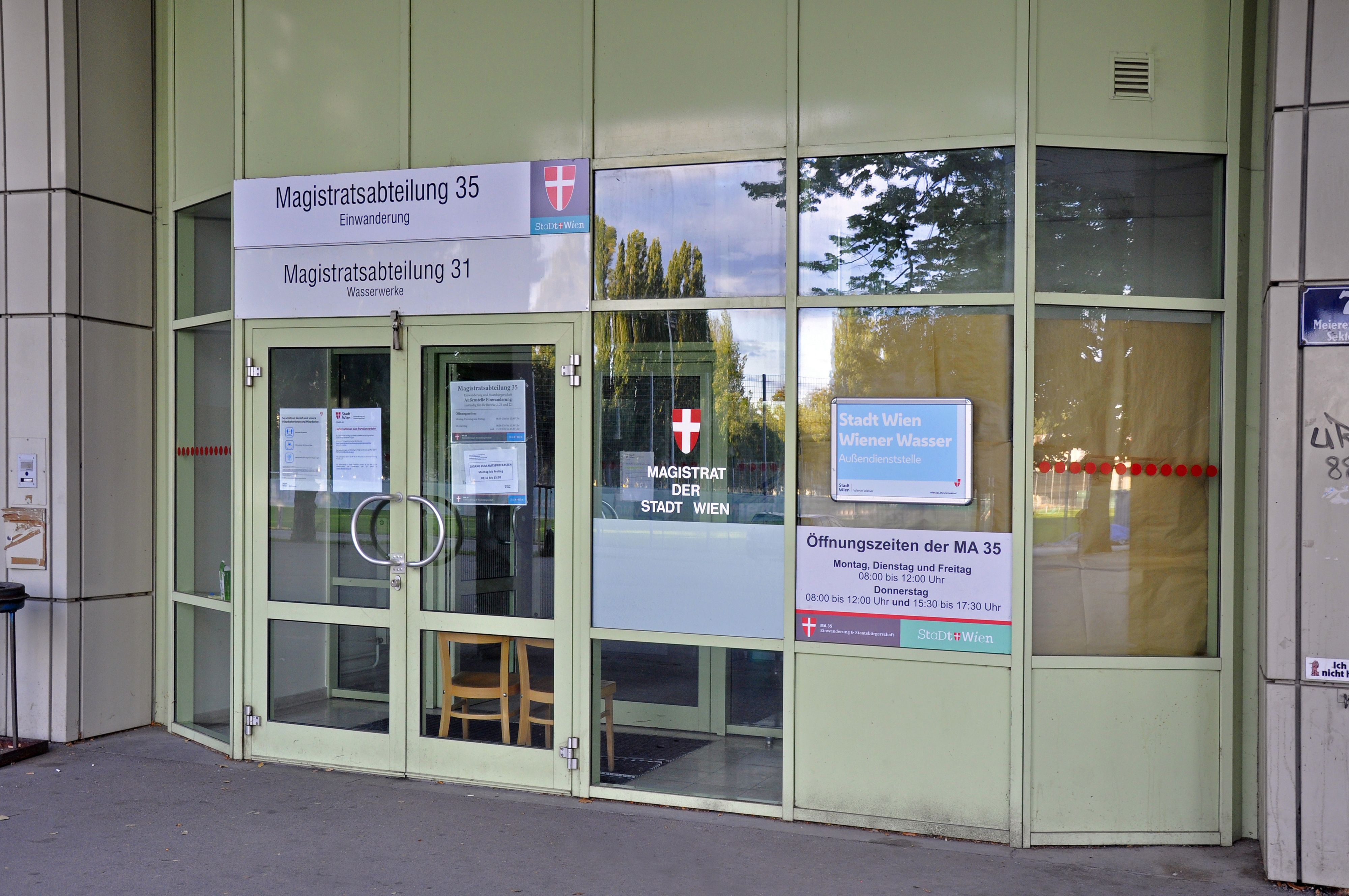 Der Einbürgerungs-Behörde laufen die Mitarbeiter davon.