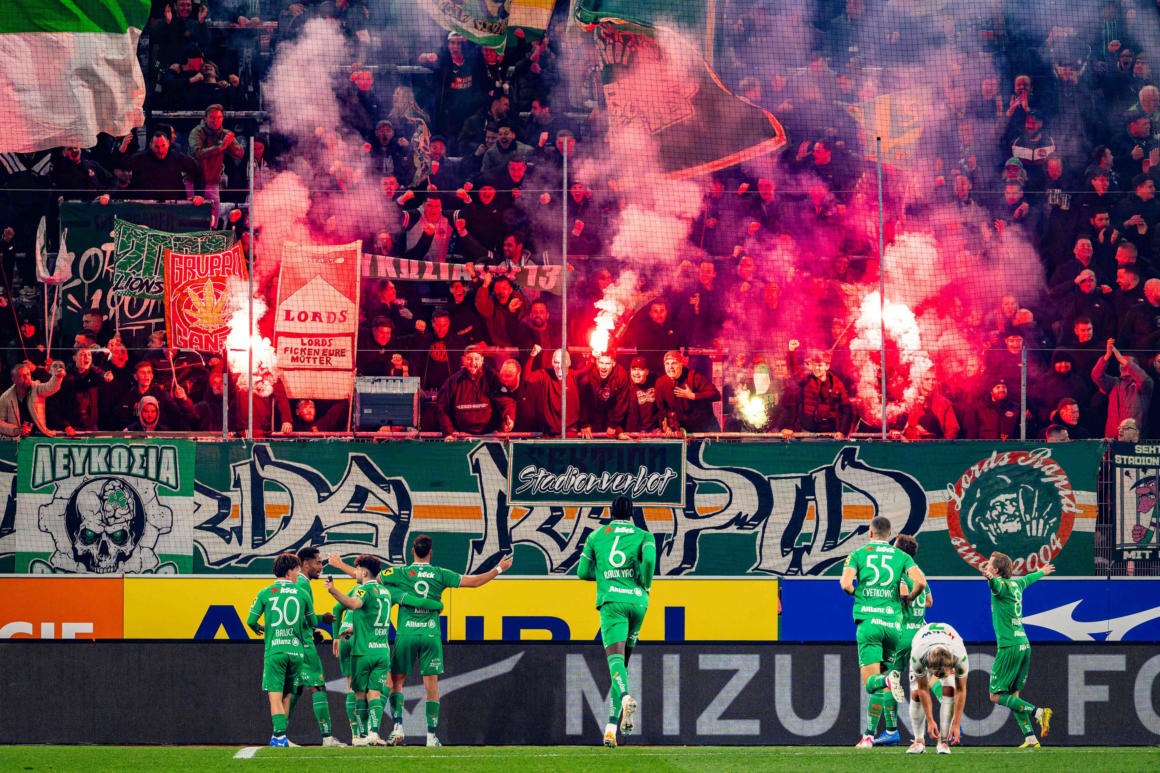 Die Rapid-Fans kosteten Grün-Weiß für Strafen mehr als eine halbe Million Euro. 