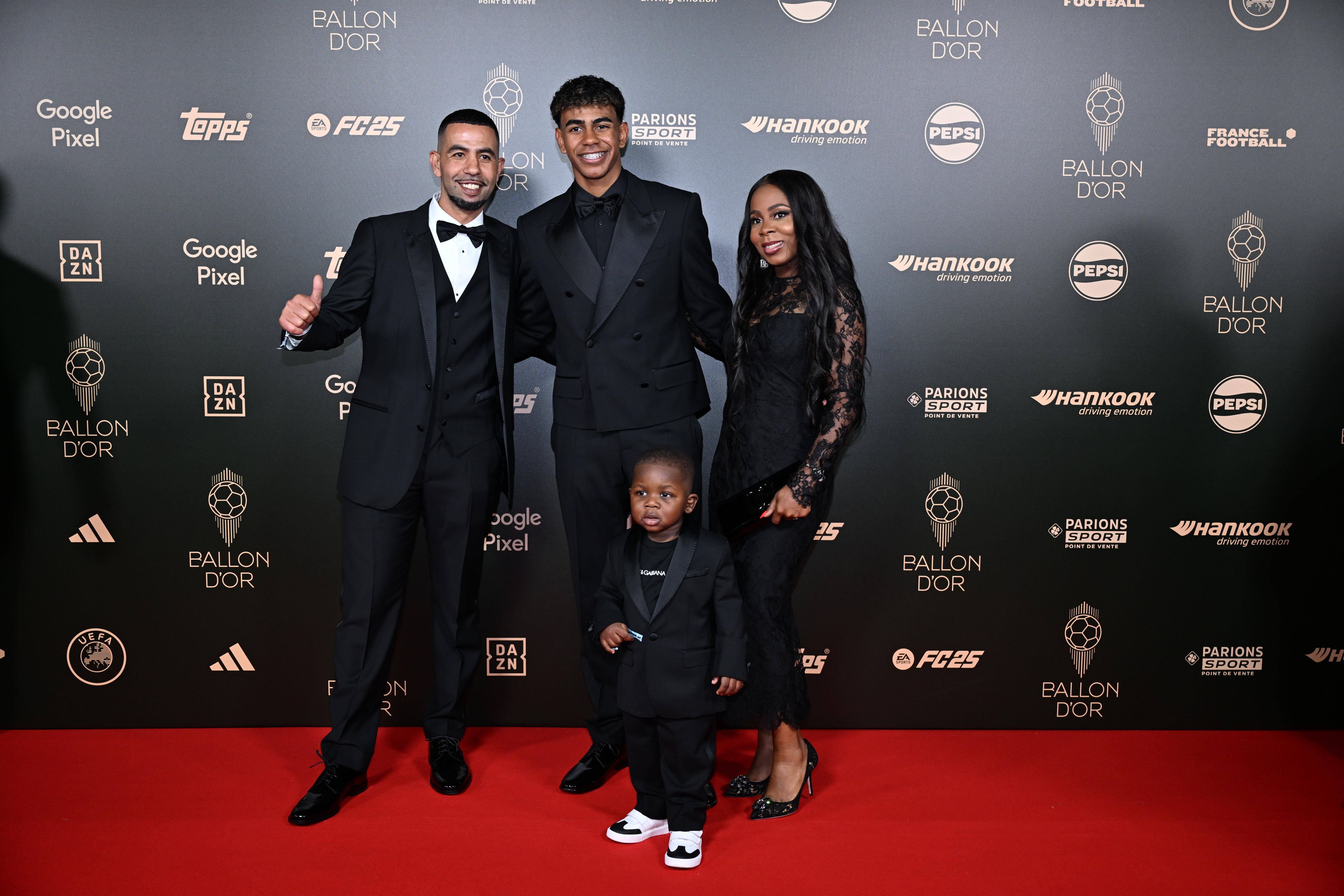 Lamine Yamal mit seiner Familie.