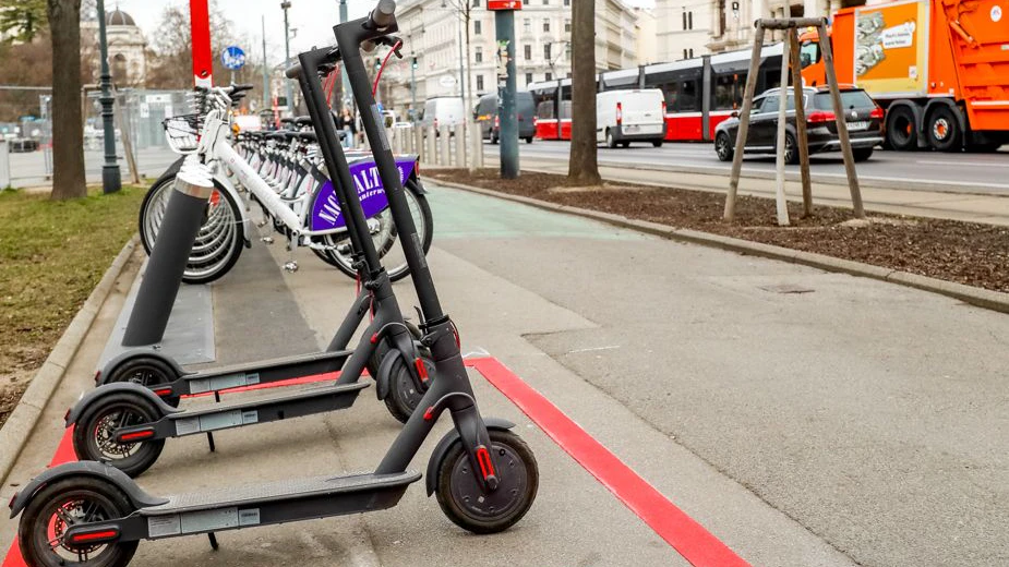 Ende des E-Scooter-Chaos: Strenge Vorgaben, Kontrollen und Strafen an Betreiber wirken