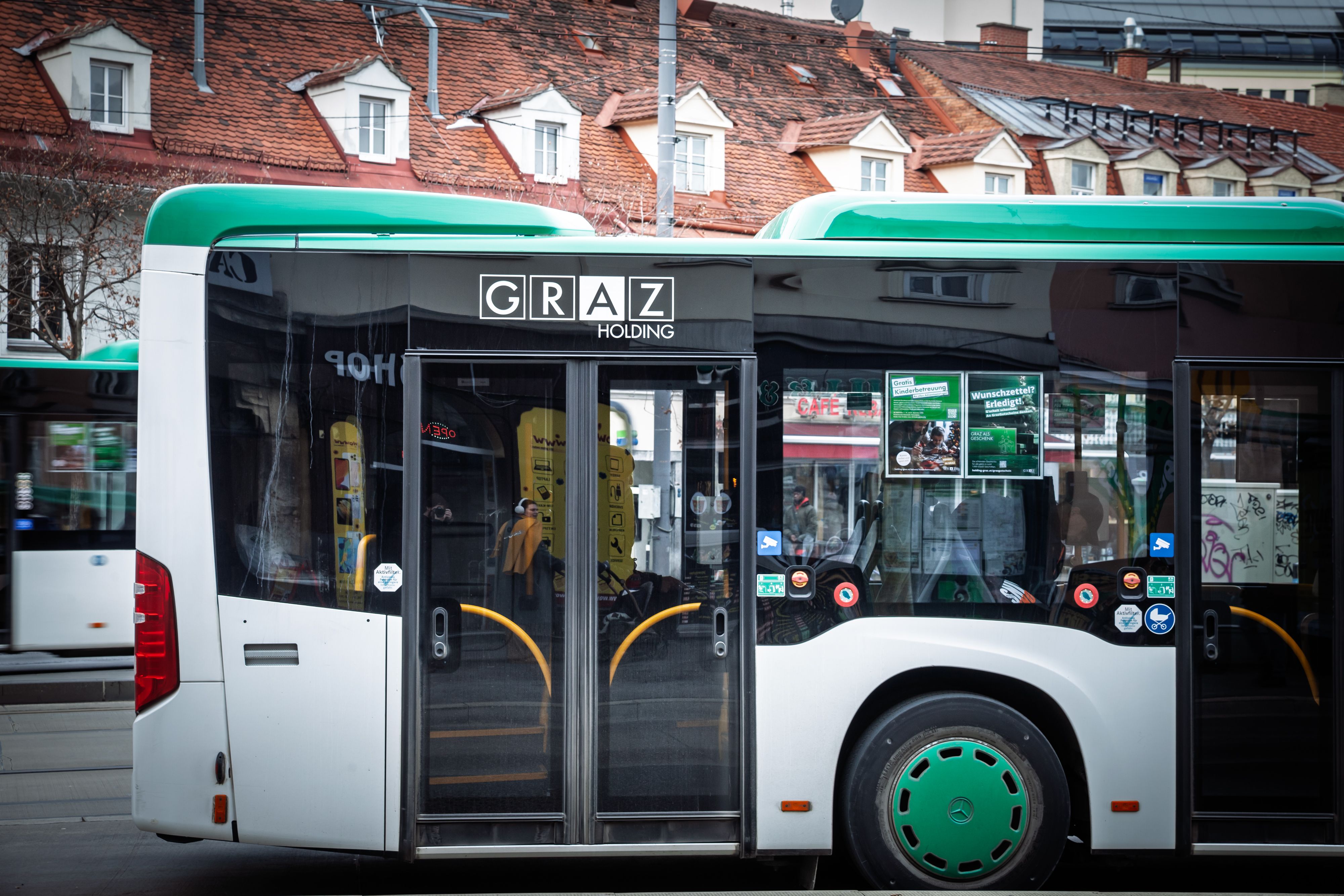 Ein abruptes Bremsmanöver in einem Grazer Linienbus hatte schwere Folgen. Eine 67-jährige Frau kam zu Sturz und musste ins Spital gebracht werden. (Symbolbild)