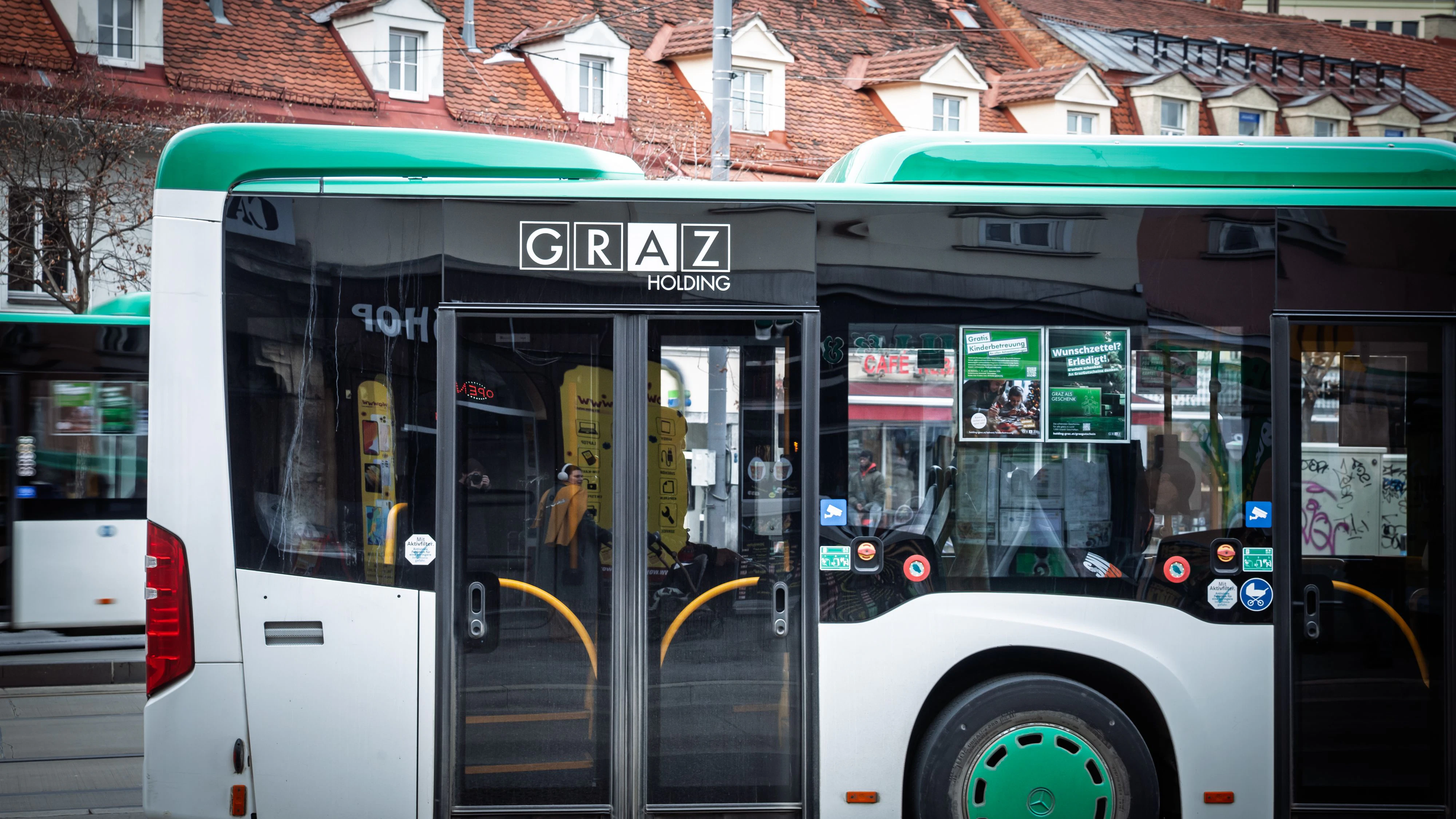 Ein abruptes Bremsmanöver in einem Grazer Linienbus hatte schwere Folgen. Eine 67-jährige Frau kam zu Sturz und musste ins Spital gebracht werden. (Symbolbild)