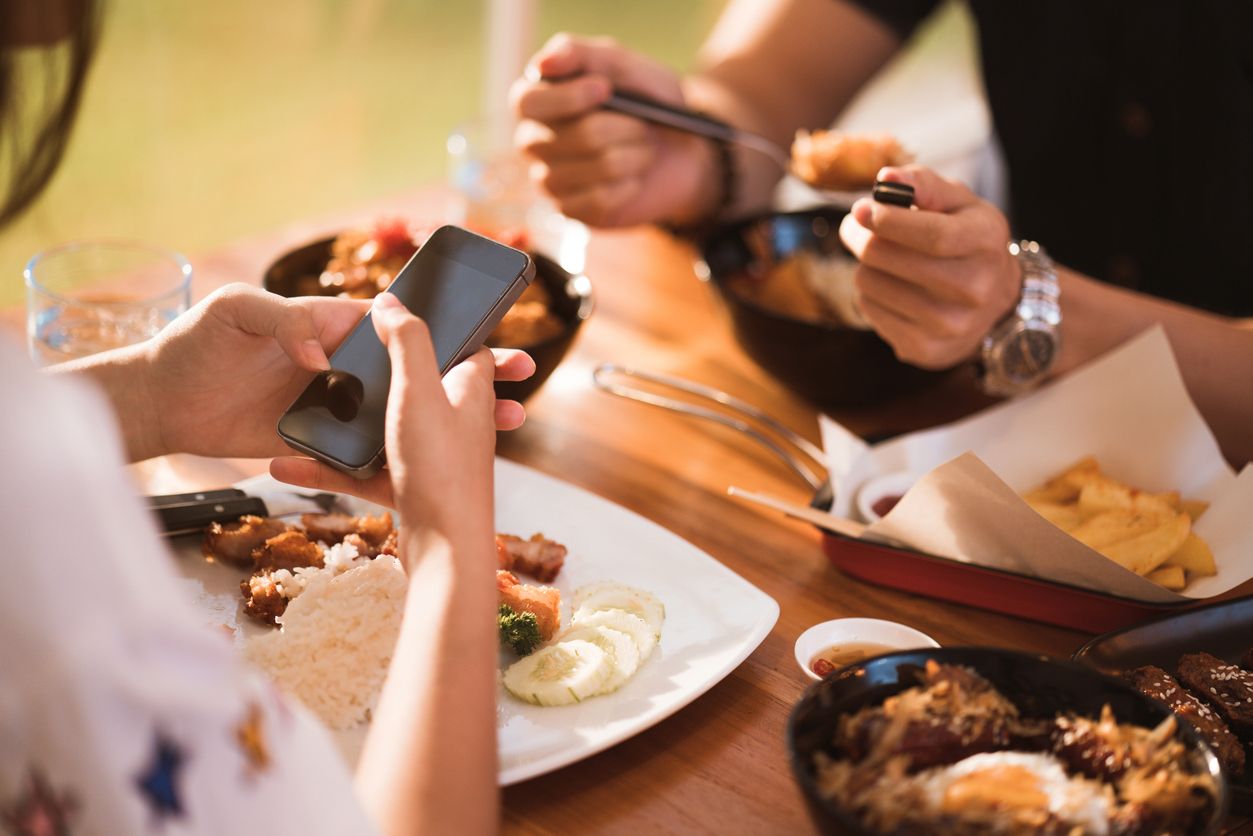 Handy weg beim Essen! Auf Sardinien startet in 15 Restaurants ein Pilotprojekt, bei dem Familien freiwillig auf ihre Smartphones verzichten sollen. (Symbolbild)