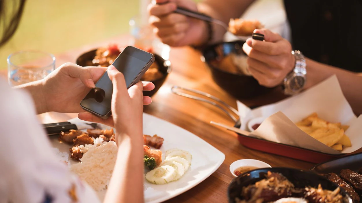 Handy weg beim Essen! Auf Sardinien startet in 15 Restaurants ein Pilotprojekt, bei dem Familien freiwillig auf ihre Smartphones verzichten sollen. (Symbolbild)