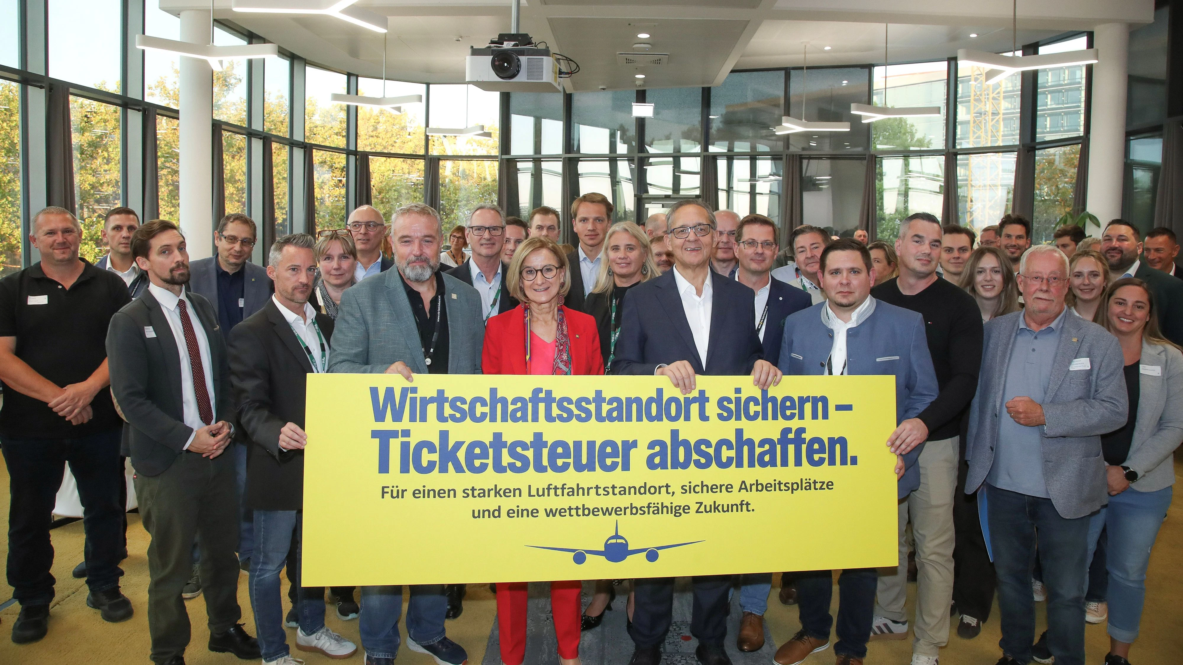 Landeshauptfrau bekräftigt Forderung nach Abschaffung der Flugabgabe – Arbeiterbetriebsrat warnt vor wirtschaftlichen Folgen