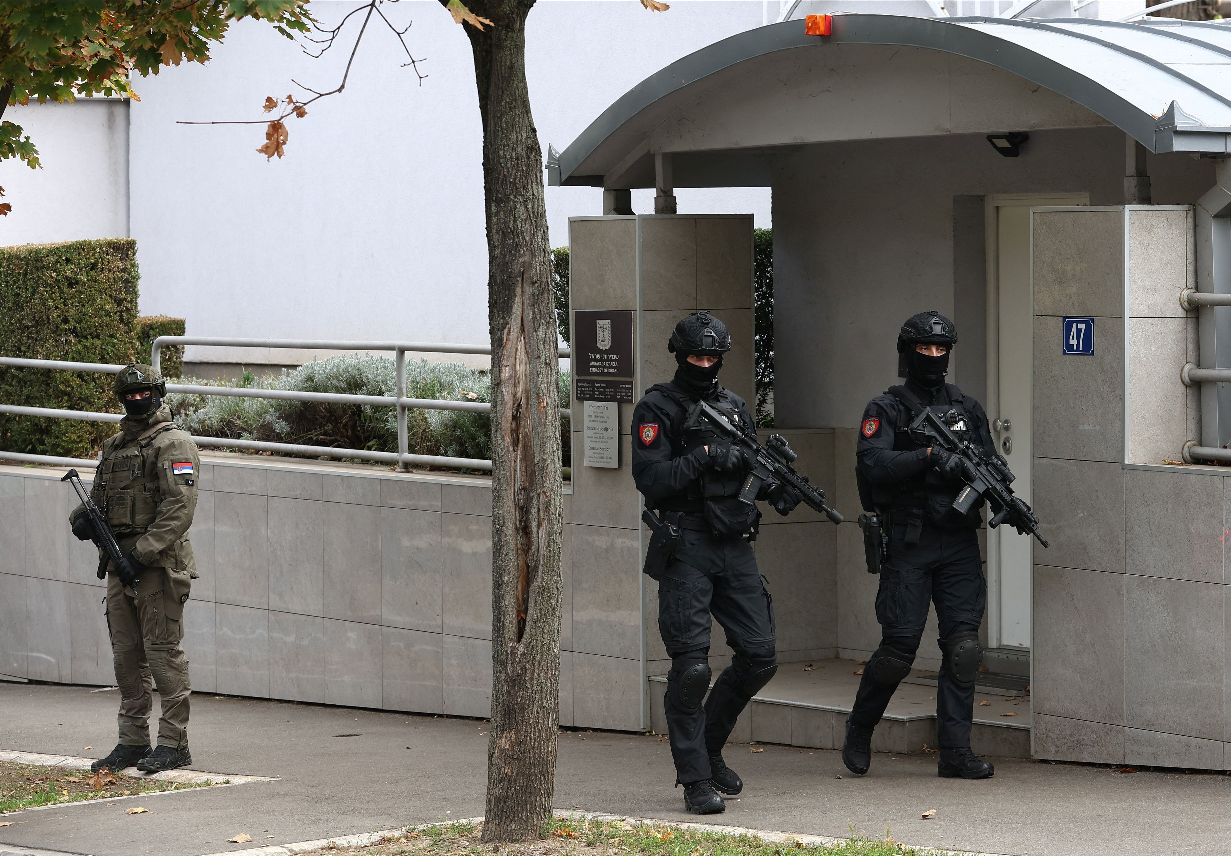 Kurz nach Mitternacht griff ein junger Serbe einen Polizisten an, der die israelische Botschaft in Belgrad bewachte.