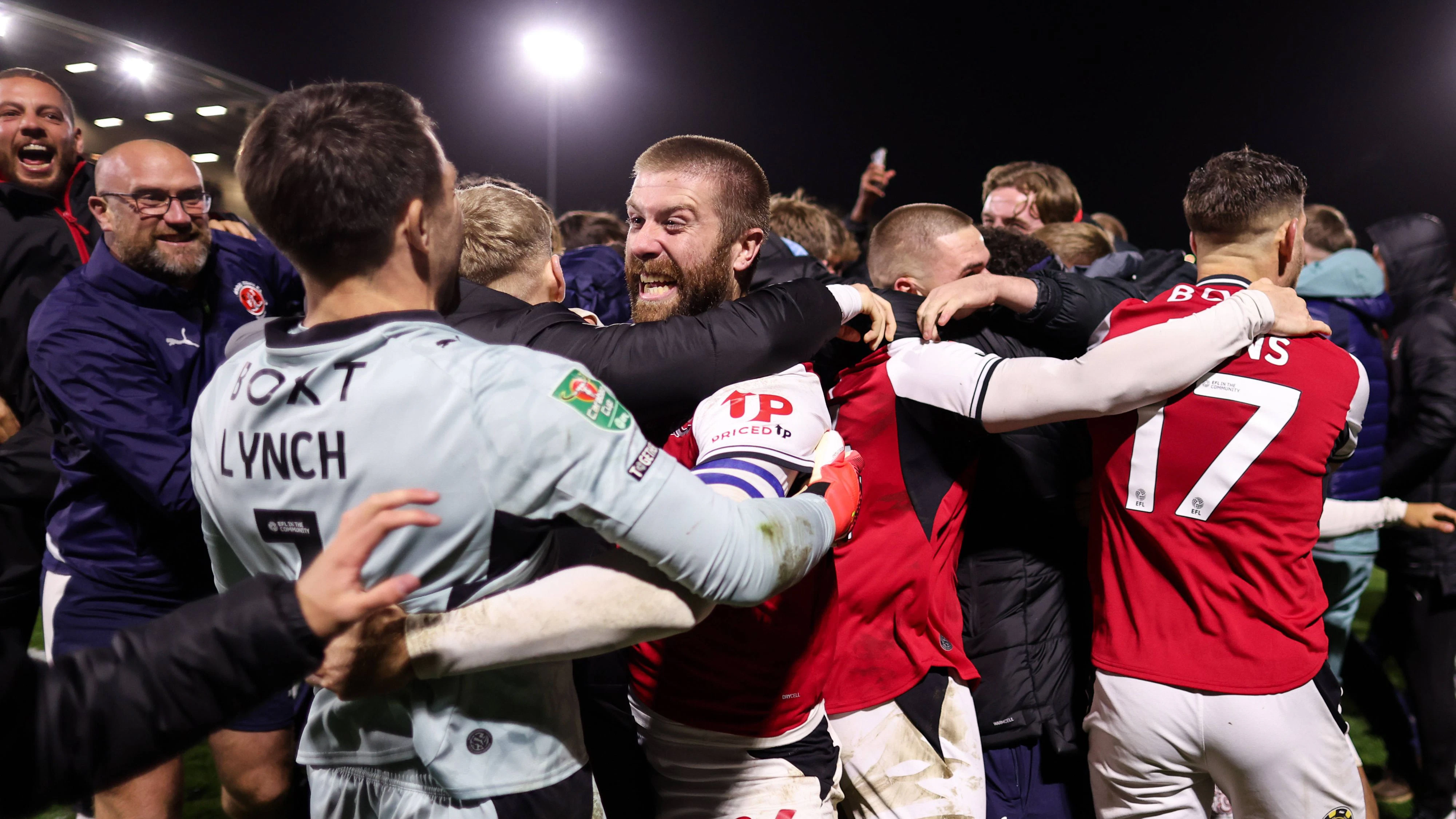 Fleetwood Town v Arsenal 27 October 2026, Fleetwood - Carabao Cup - Fourth Round - Fleetwood Town v Arsenal - Fleetwood Town goalkeeper Jay Lynch celebrates victory with Shaun Rooney of Fleetwood Town - Photo: Jacques Feeney / Offside. Fleetwood UK *** Fleetwood Town gegen Arsenal, 27. Oktober 2026, Carabao Cup, vierte Runde: Fleetwood Town gegen Arsenal. Jay Lynch, Torhüter von Fleetwood Town, feiert den Sieg gemeinsam mit Shaun Rooney von Fleetwood Town. Foto: Jacques Feeney, Offside Fleetwood UK PUBLICATIONxINxGERxSUIxAUTxONLY Copyright: xJacquesxFeeneyx/xOffsidexOffside