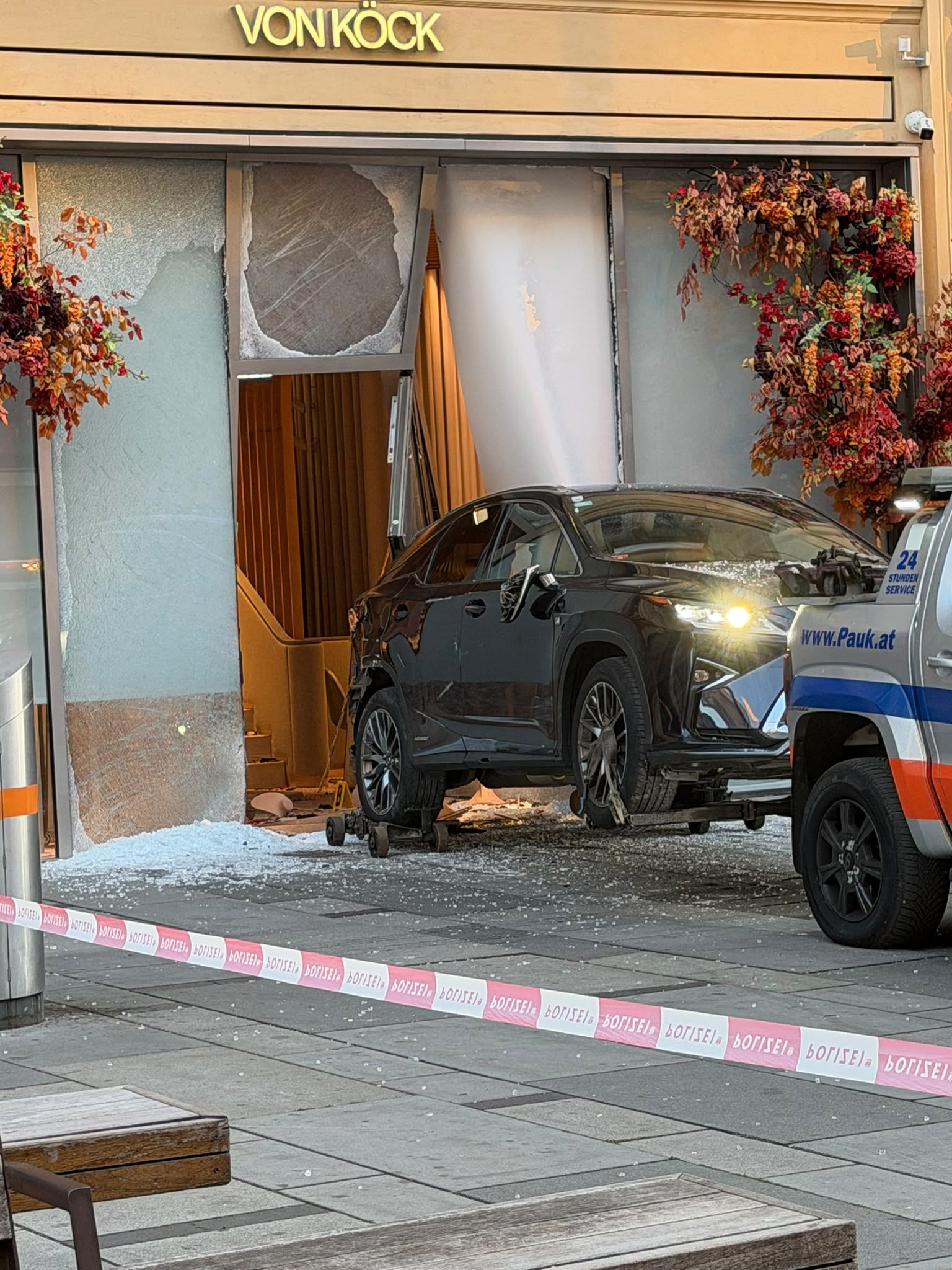 Heute.at - Scherben wie Schnee: Graben nach Juwelier-Überfall weiß