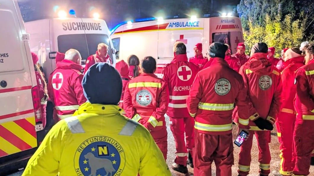 Eine Zeugin beobachtete, wie die Fahrzeugtür geöffnet wurde und der Unfalllenker im angrenzenden Wald verschwand. Daraufhin wurde eine großangelegte Suchaktion gestartet.