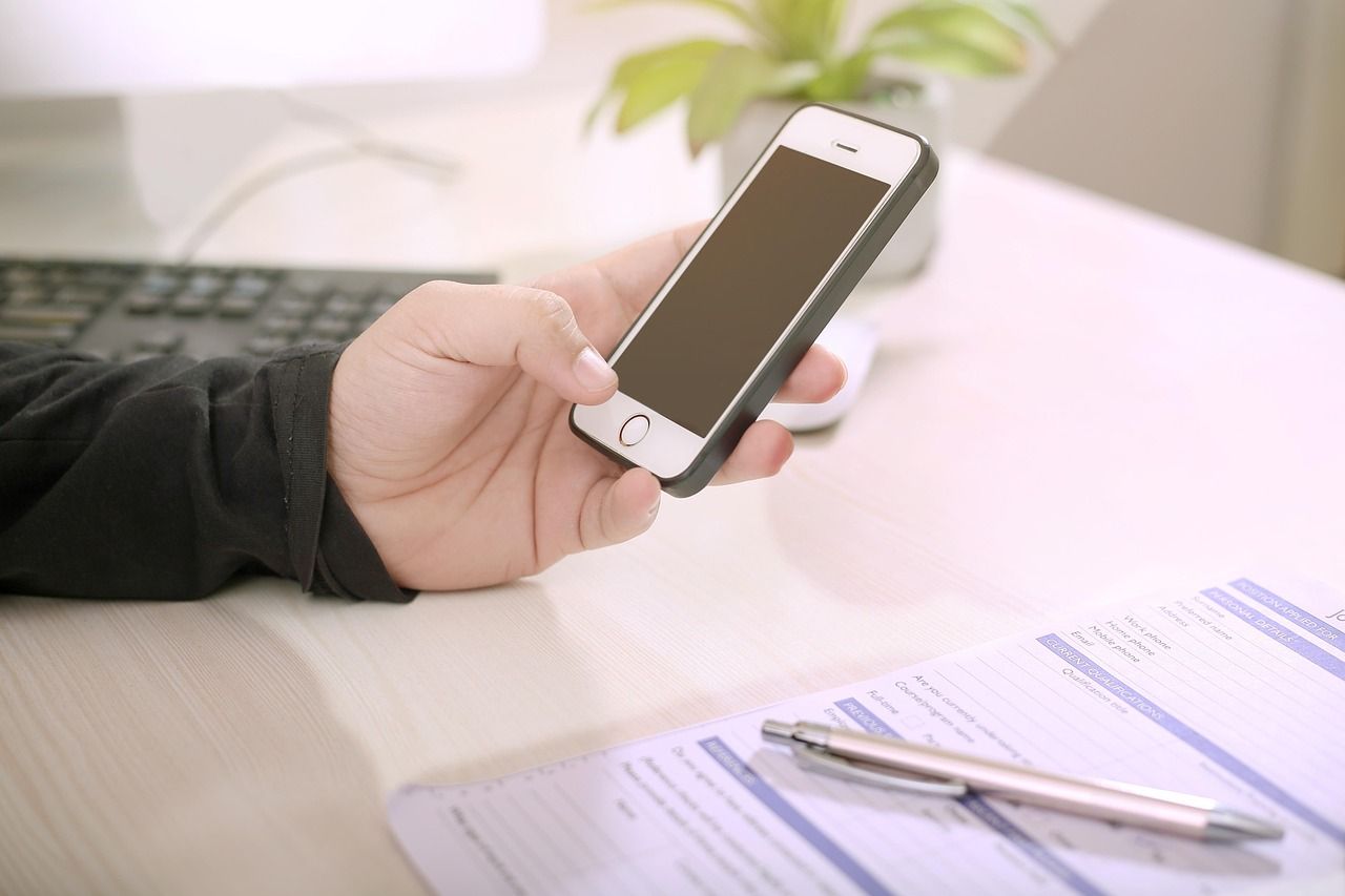 Modernes Smartphone in der Hand