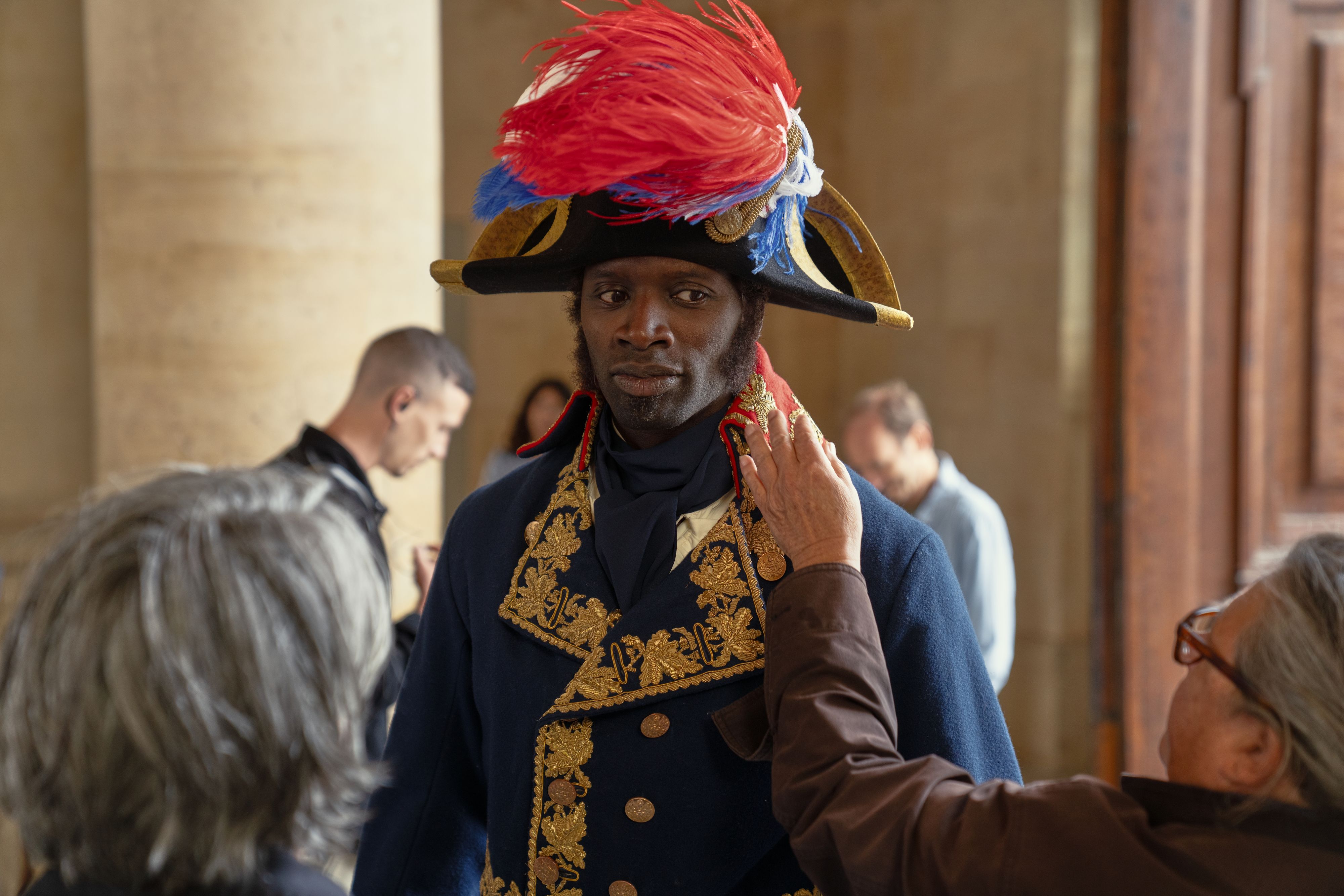 Nach drei Jahren Pause meldet sich Omar Sy (48) als charmanter Meisterdieb Assane Diop zurück.