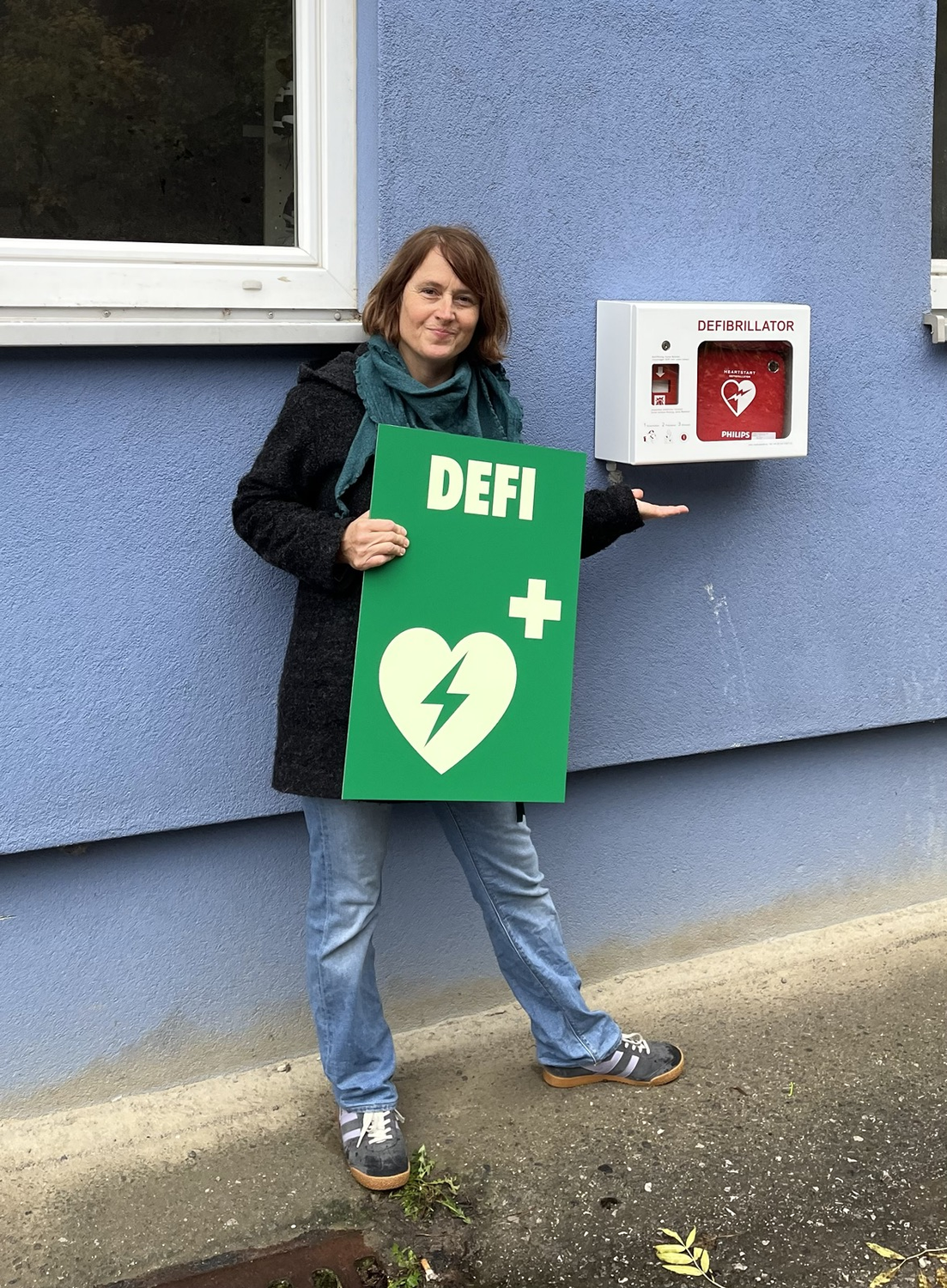 Gina Wörgötter (Grüne) freut sich über den Defibrillator.