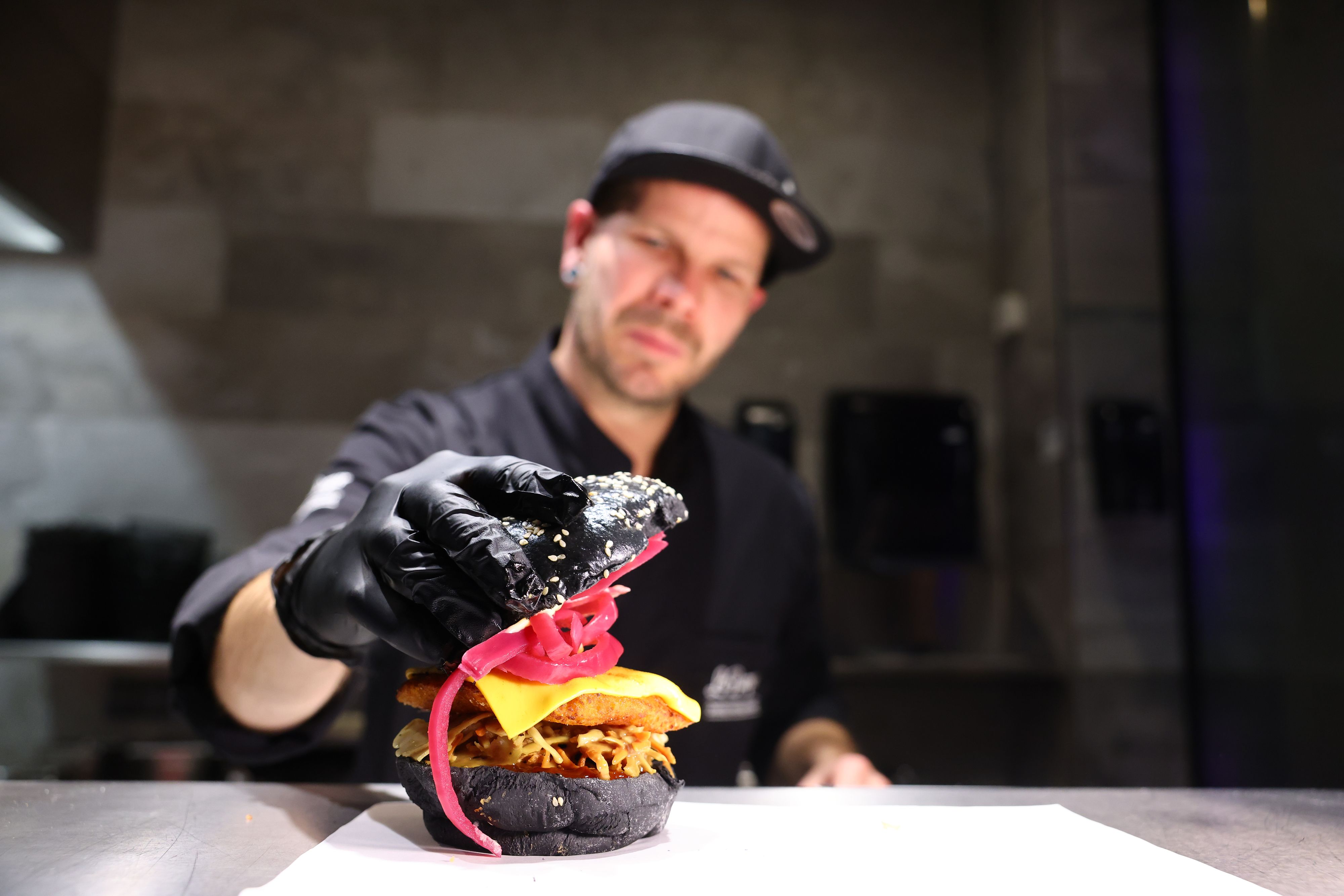 Heute.at - Pechschwarz! Neuer Halloween Burger sorgt für Gänsehaut