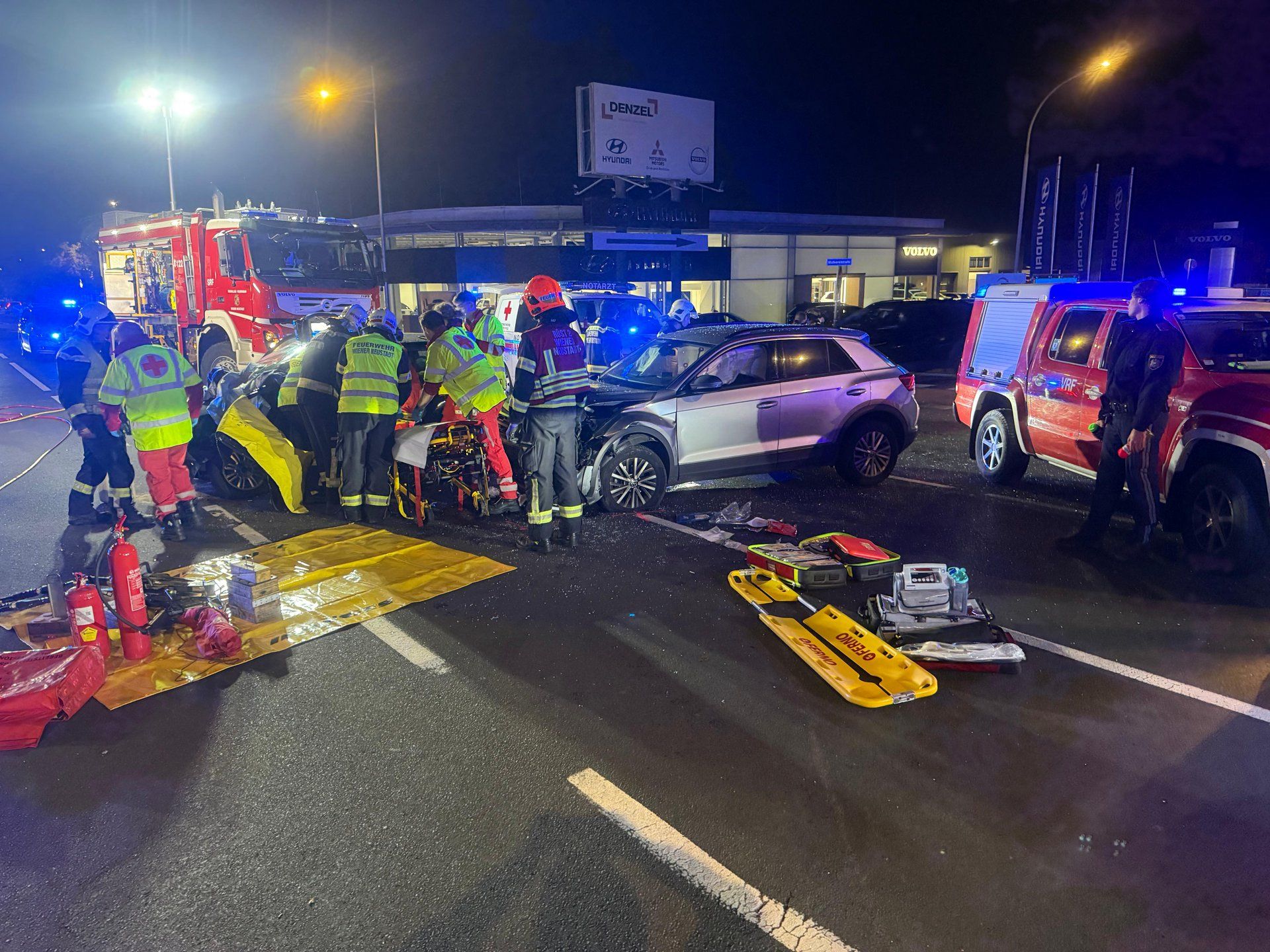 Heute.at - Wienerin (21) bei Crash auf B17 schwer verletzt