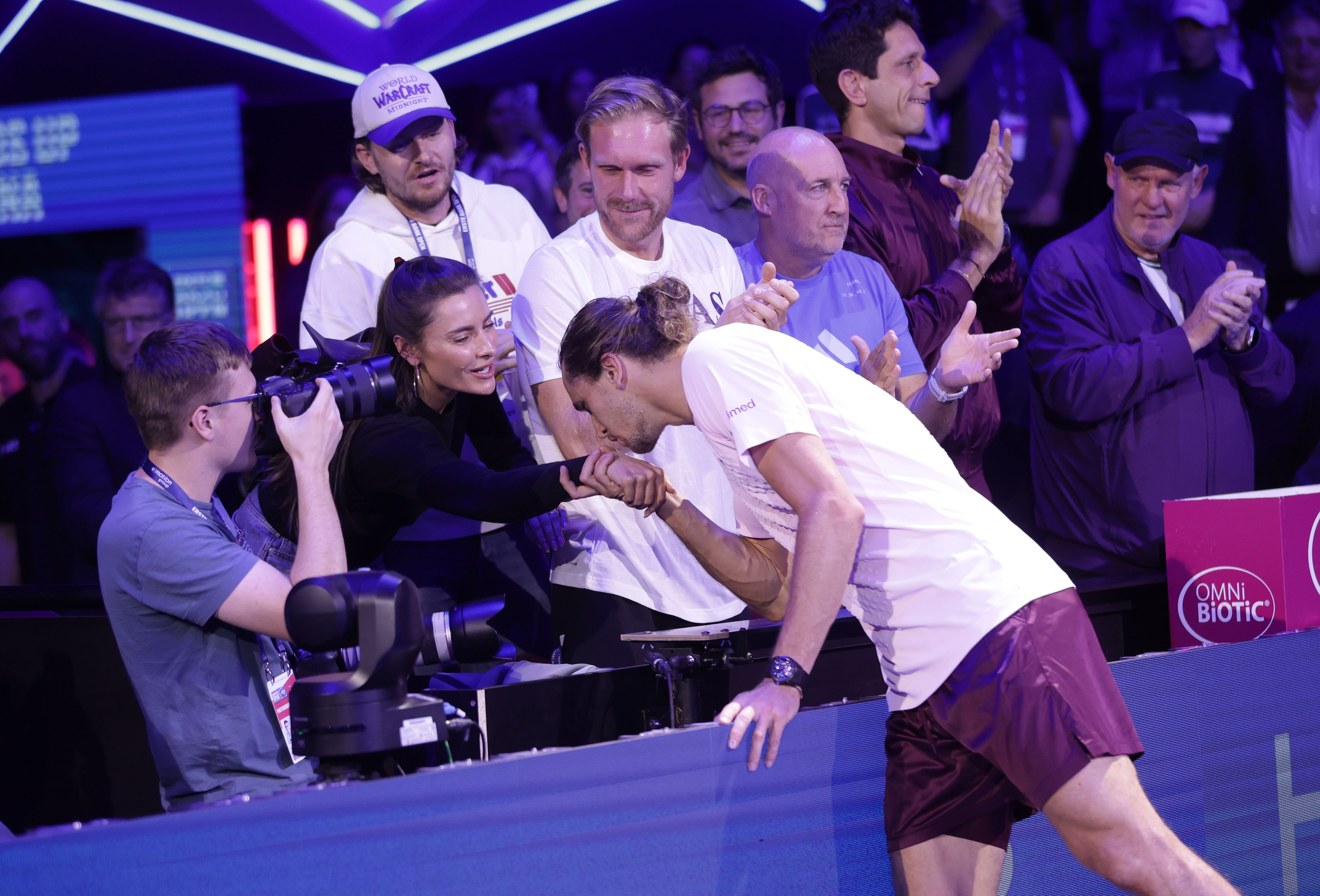 Tennis-Gigant Alexander Zverev und sein romantischer Handkuss für Partnerin Sophia Thomalla. 