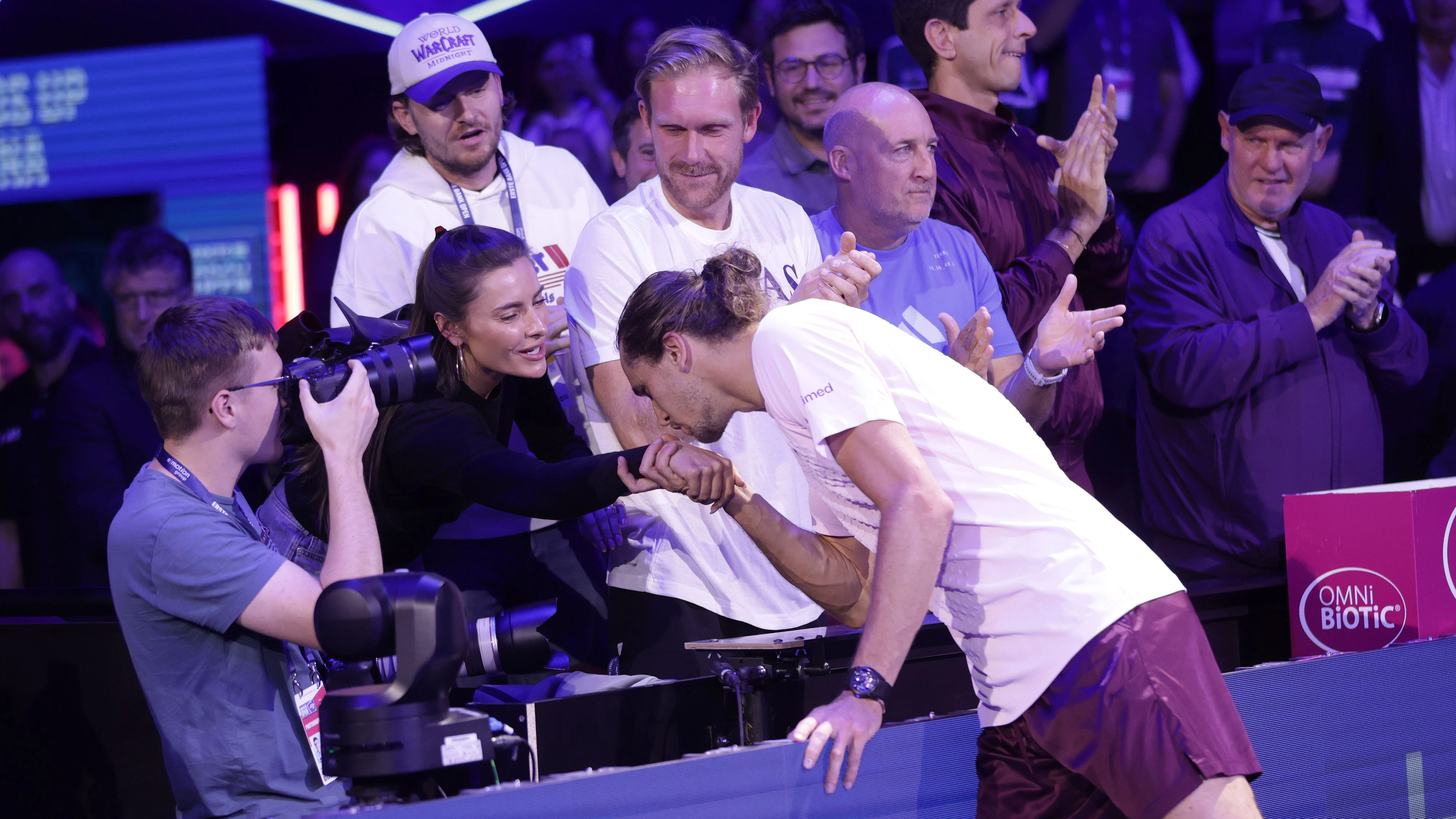 Tennis-Gigant Alexander Zverev und sein romantischer Handkuss für Partnerin Sophia Thomalla. 