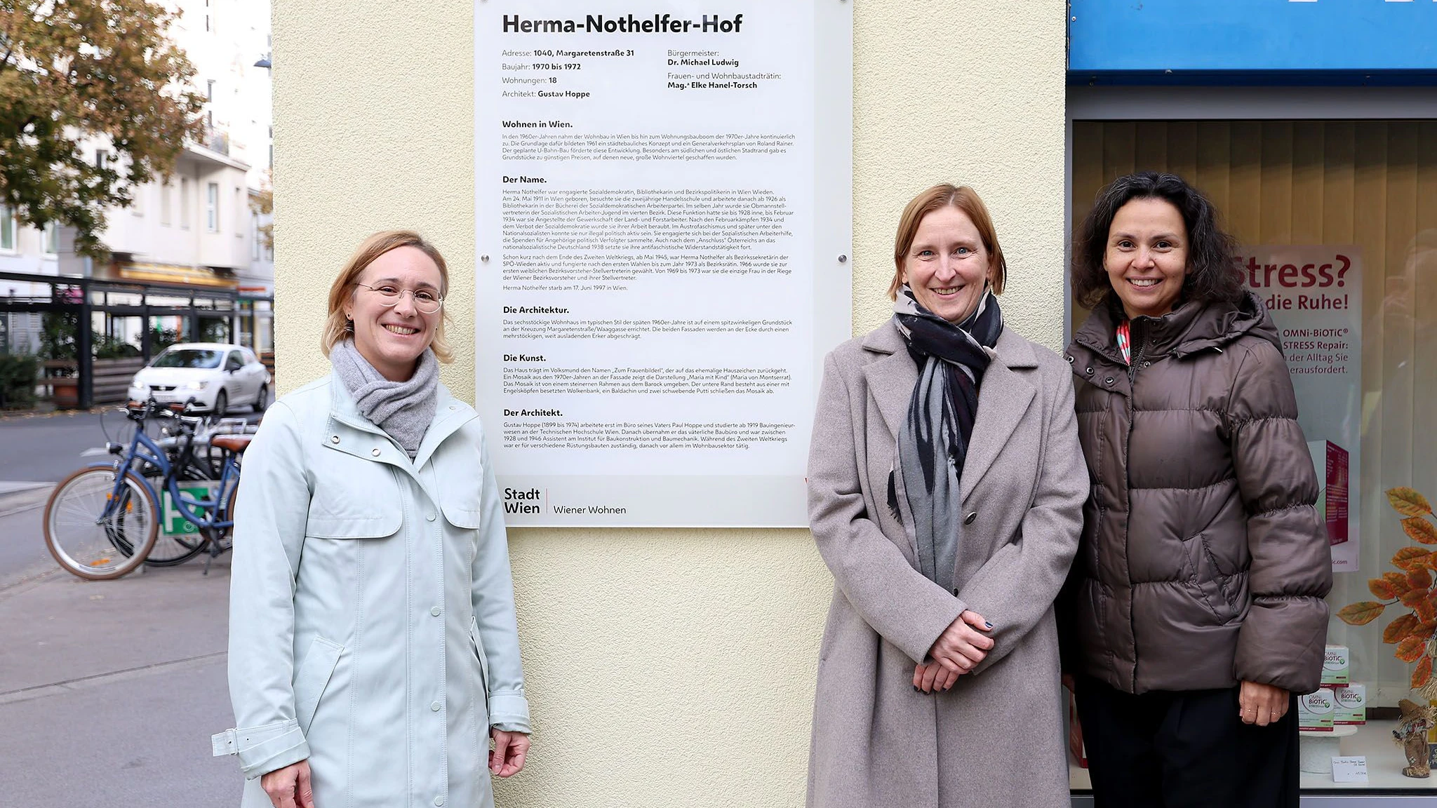 Bezirksvorsteherin Lea Halbwidl, Frauen- und Wohnbaustadträtin Elke Hanel-Torsch und Katharina Klement, Direktorin von Wiener Wohnen (interimistisch). (v.l.)