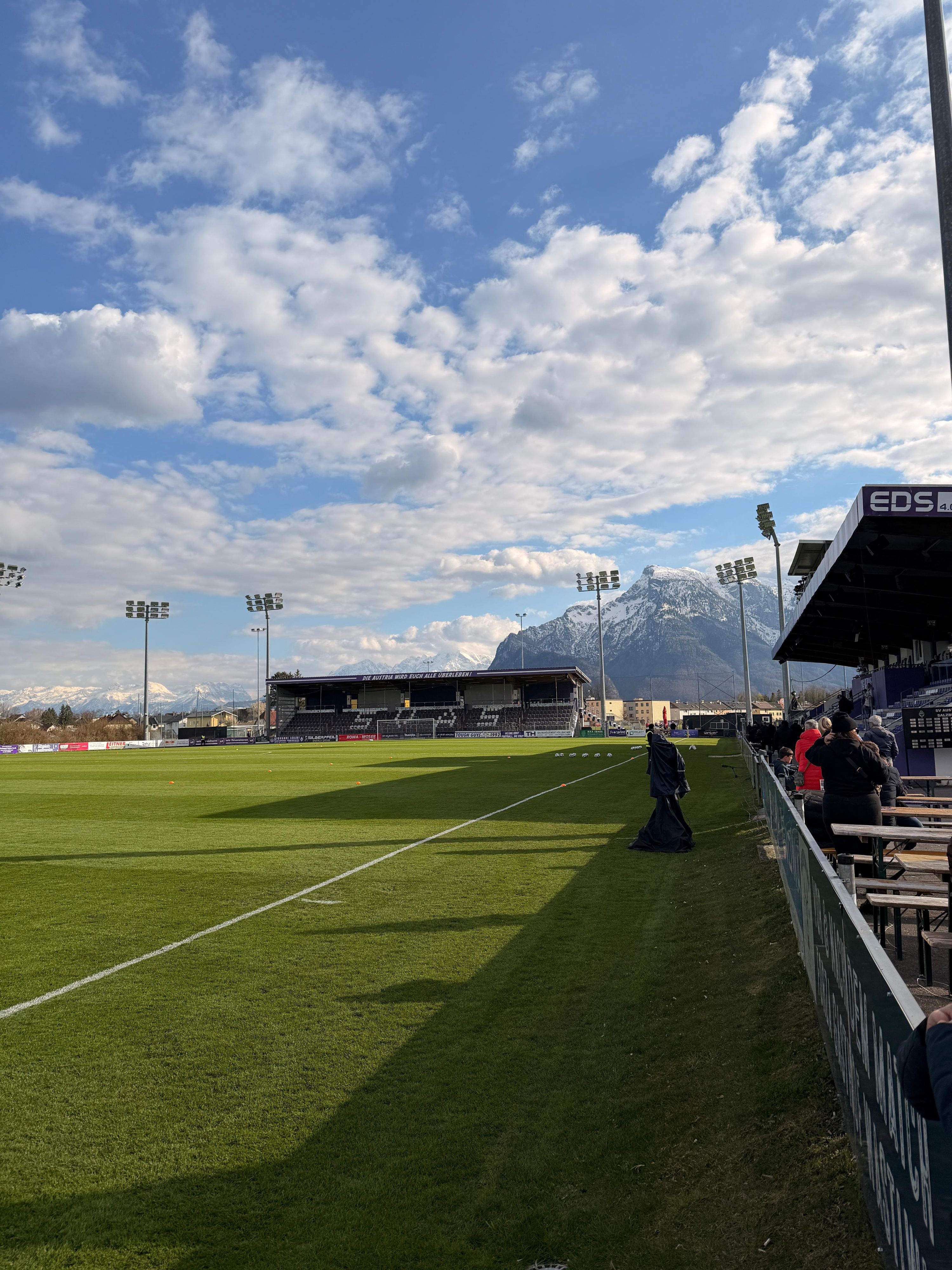 Das Stadion in Salzburg-Maxglan platzt seit Jahren aus allen Nähten.