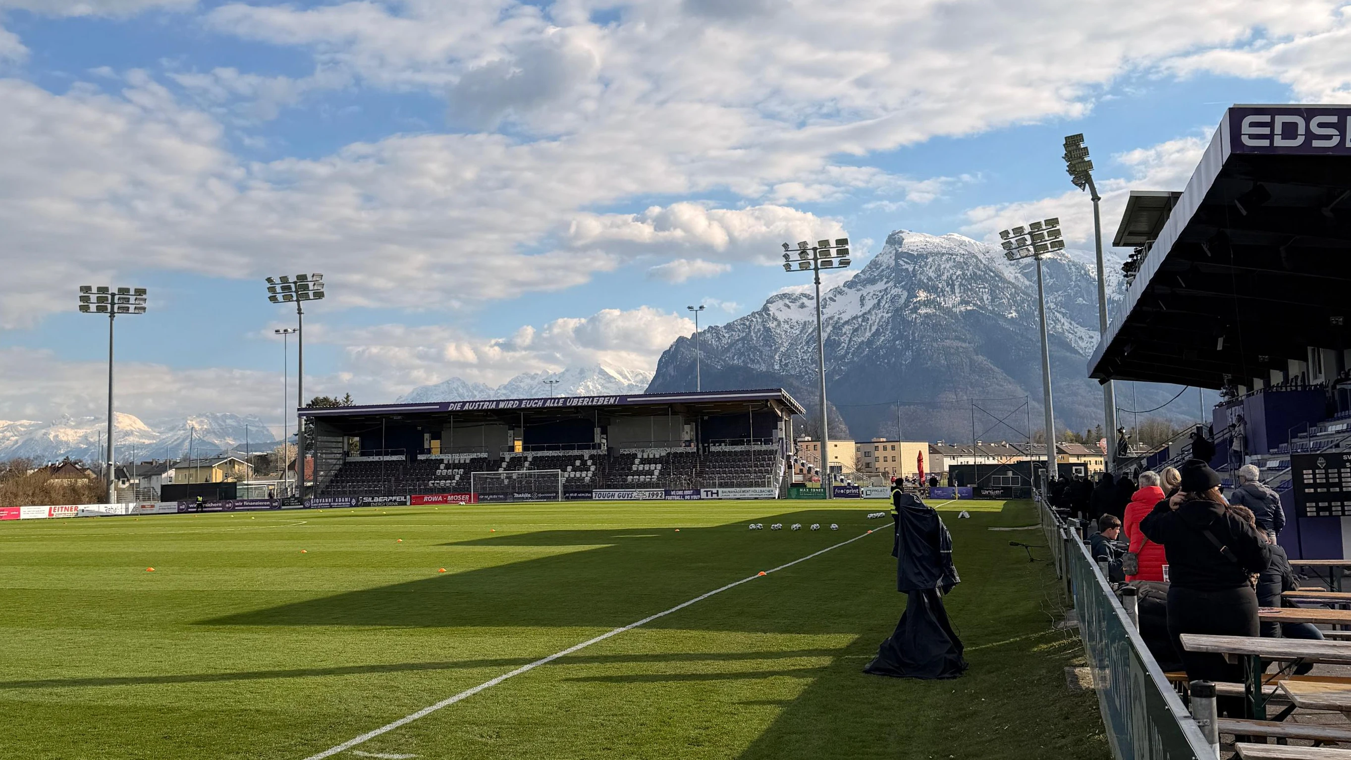 Das Stadion in Salzburg-Maxglan platzt seit Jahren aus allen Nähten.