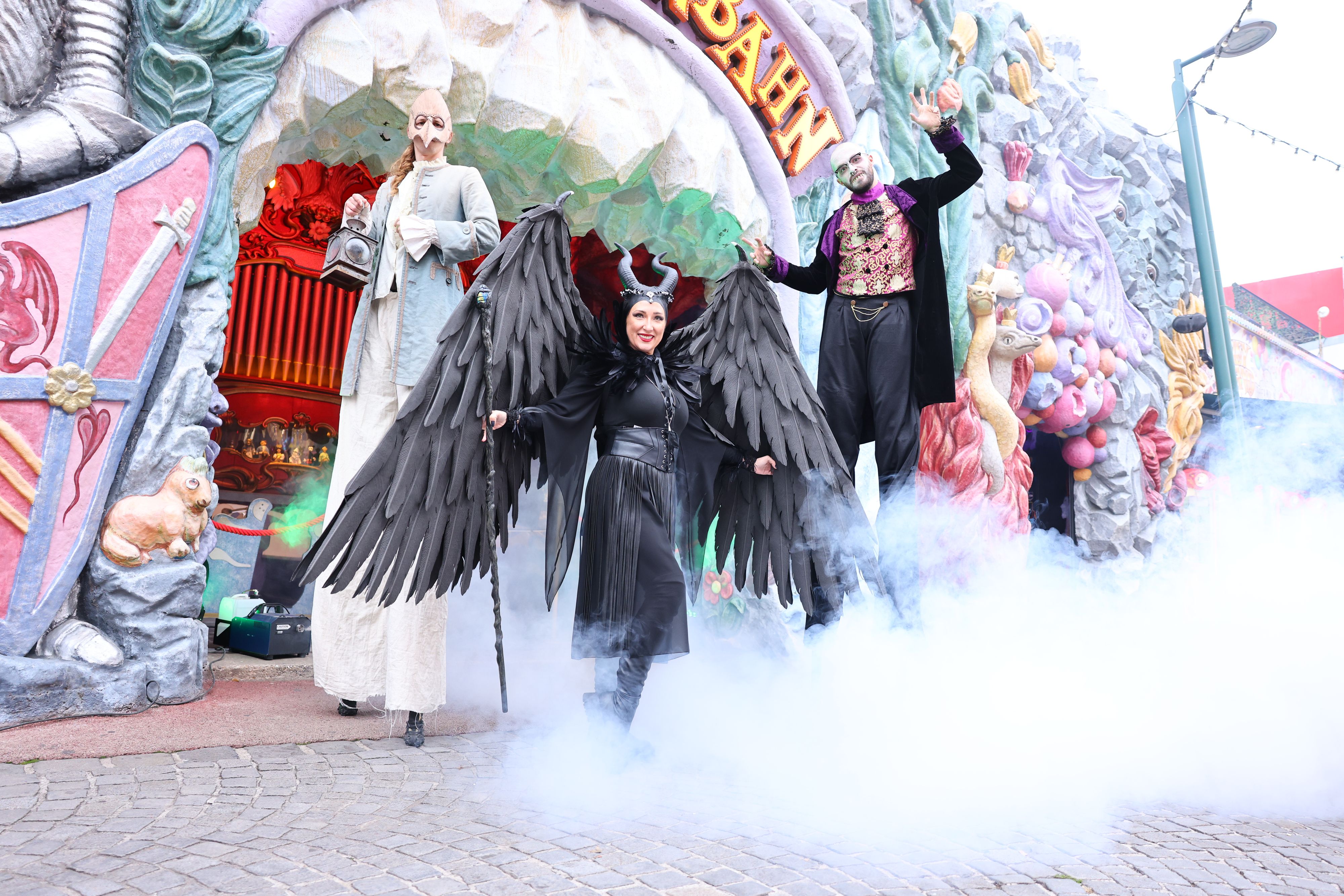 Alt Wiener Grottenbahn-Betreiberin Kristina Brantusa erwartet die Besucher als Maleficent verkleidet.