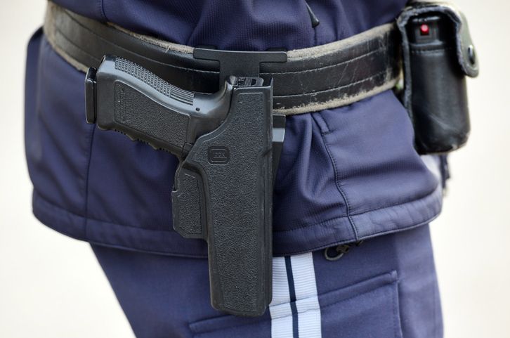 Die angehende Polizistin hätte ihre Dienstwaffe nach Ende des Dienstes abgeben müssen. Symbolbild. 