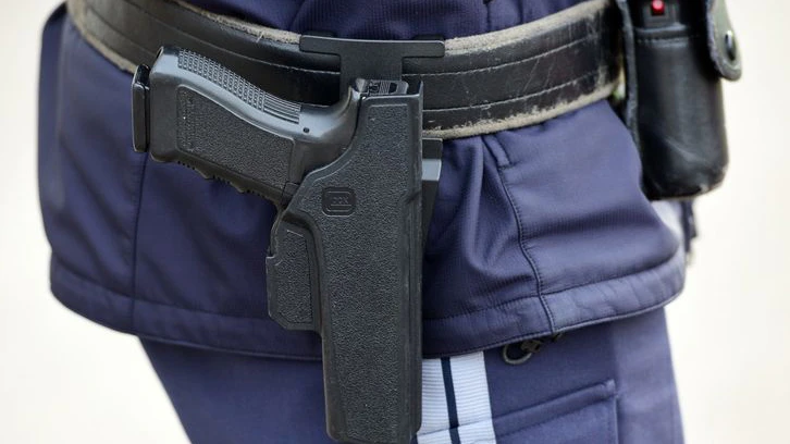 Die angehende Polizistin hätte ihre Dienstwaffe nach Ende des Dienstes abgeben müssen. Symbolbild. 